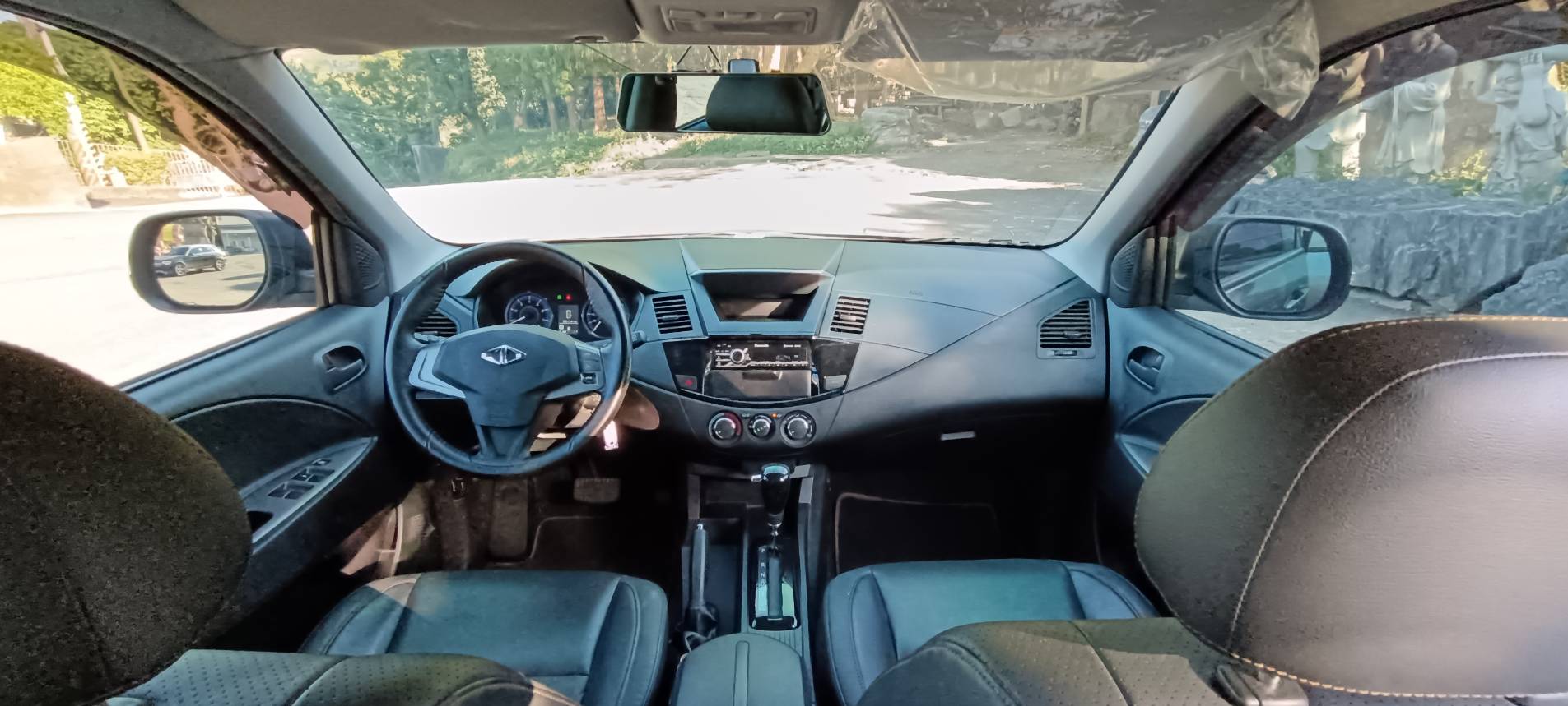 2023 三菱 ZINGER 精緻型 2.4 灰色 你以為它只是工作車？ 其實很多人買來： 🏕 露營 👨‍👩‍👧 家庭出遊 📦 跑業務 🛠 做生意載貨 後座空間大到很誇張，坐人舒服、載東西也超方便。 而且只跑 3.5 萬公里   第3張相片