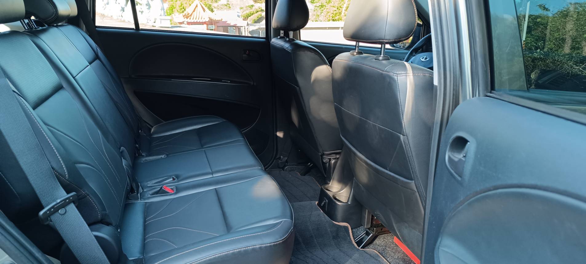 2023 三菱 ZINGER 精緻型 2.4 灰色 你以為它只是工作車？ 其實很多人買來： 🏕 露營 👨‍👩‍👧 家庭出遊 📦 跑業務 🛠 做生意載貨 後座空間大到很誇張，坐人舒服、載東西也超方便。 而且只跑 3.5 萬公里   第4張相片