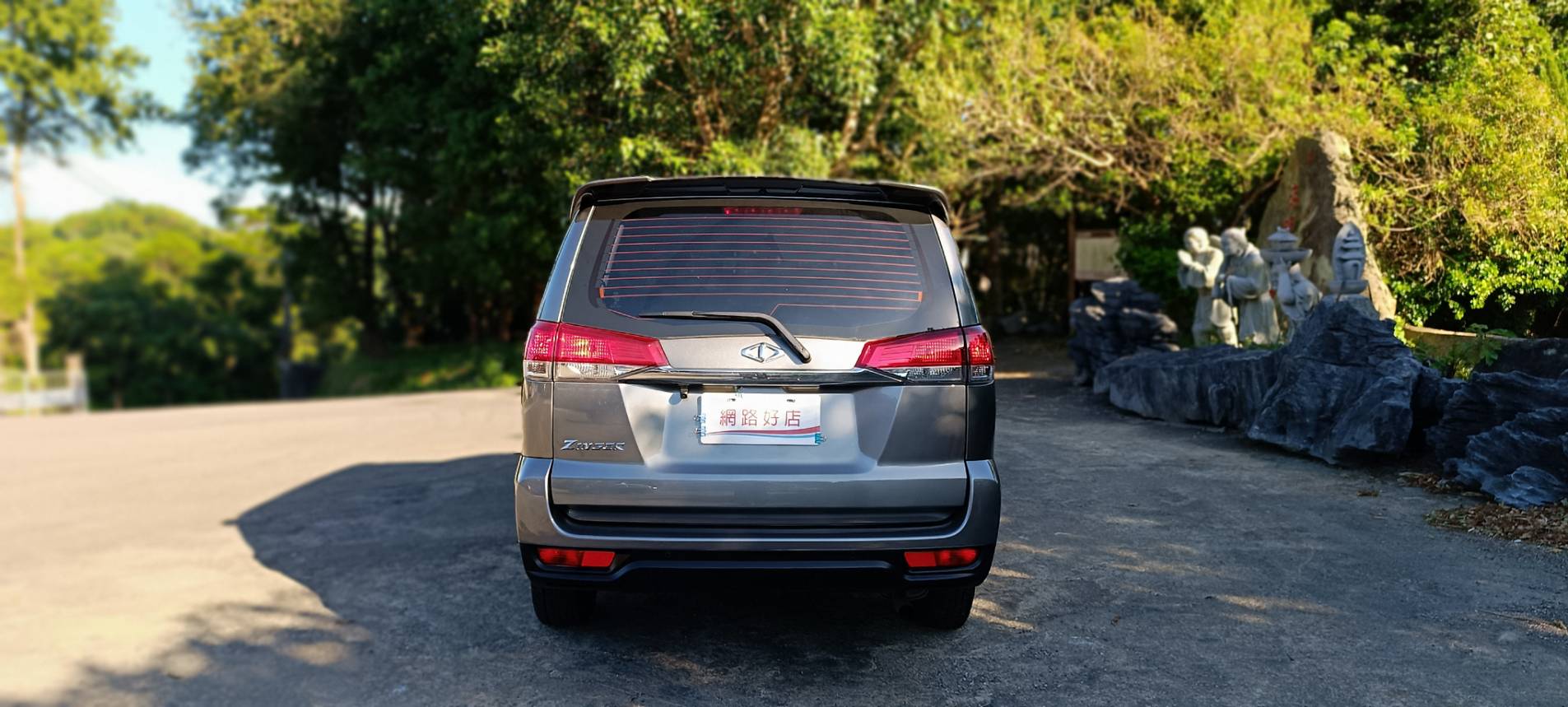 2023 三菱 ZINGER 精緻型 2.4 灰色 你以為它只是工作車？ 其實很多人買來： 🏕 露營 👨‍👩‍👧 家庭出遊 📦 跑業務 🛠 做生意載貨 後座空間大到很誇張，坐人舒服、載東西也超方便。 而且只跑 3.5 萬公里   第6張相片