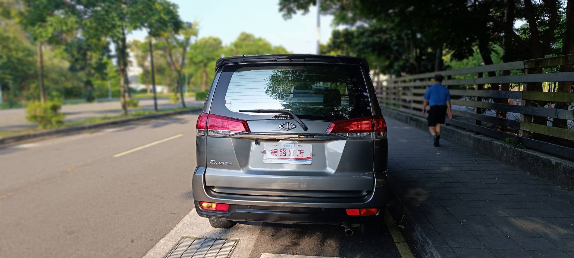 🚗 2023 三菱 ZINGER 精緻型 2.4 灰色｜低里程・大空間・創業載貨好幫手 🔥  第4張相片