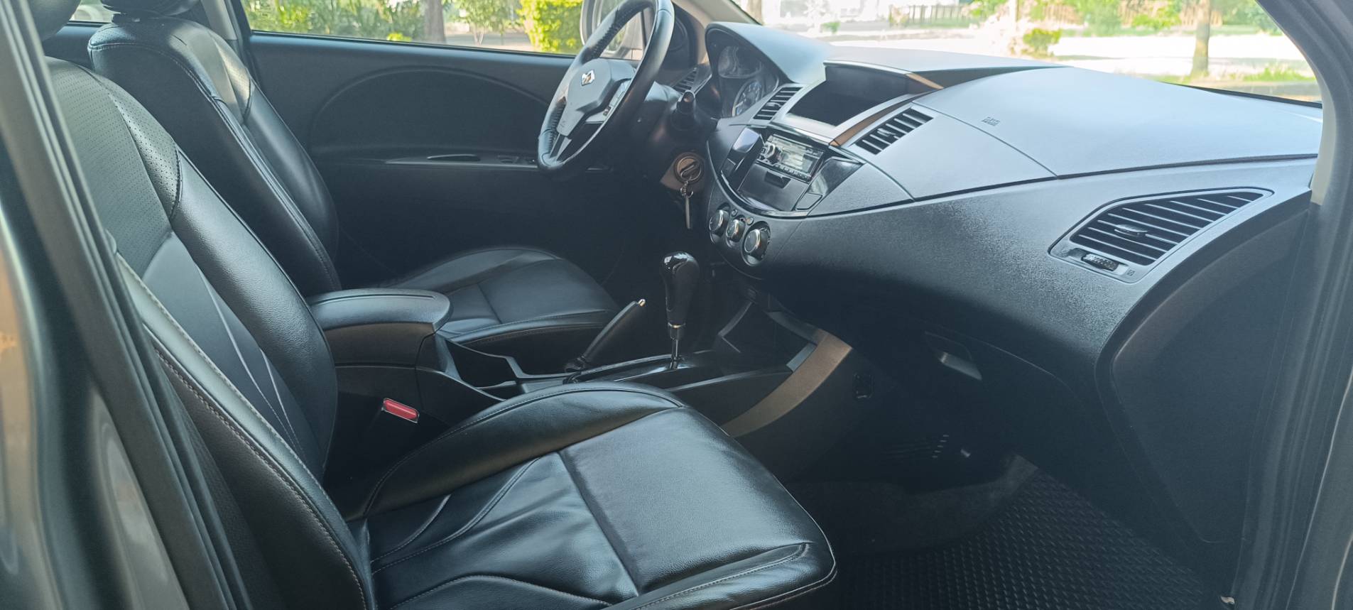 🚗 2023 三菱 ZINGER 精緻型 2.4 灰色｜低里程・大空間・創業載貨好幫手 🔥  第8張相片