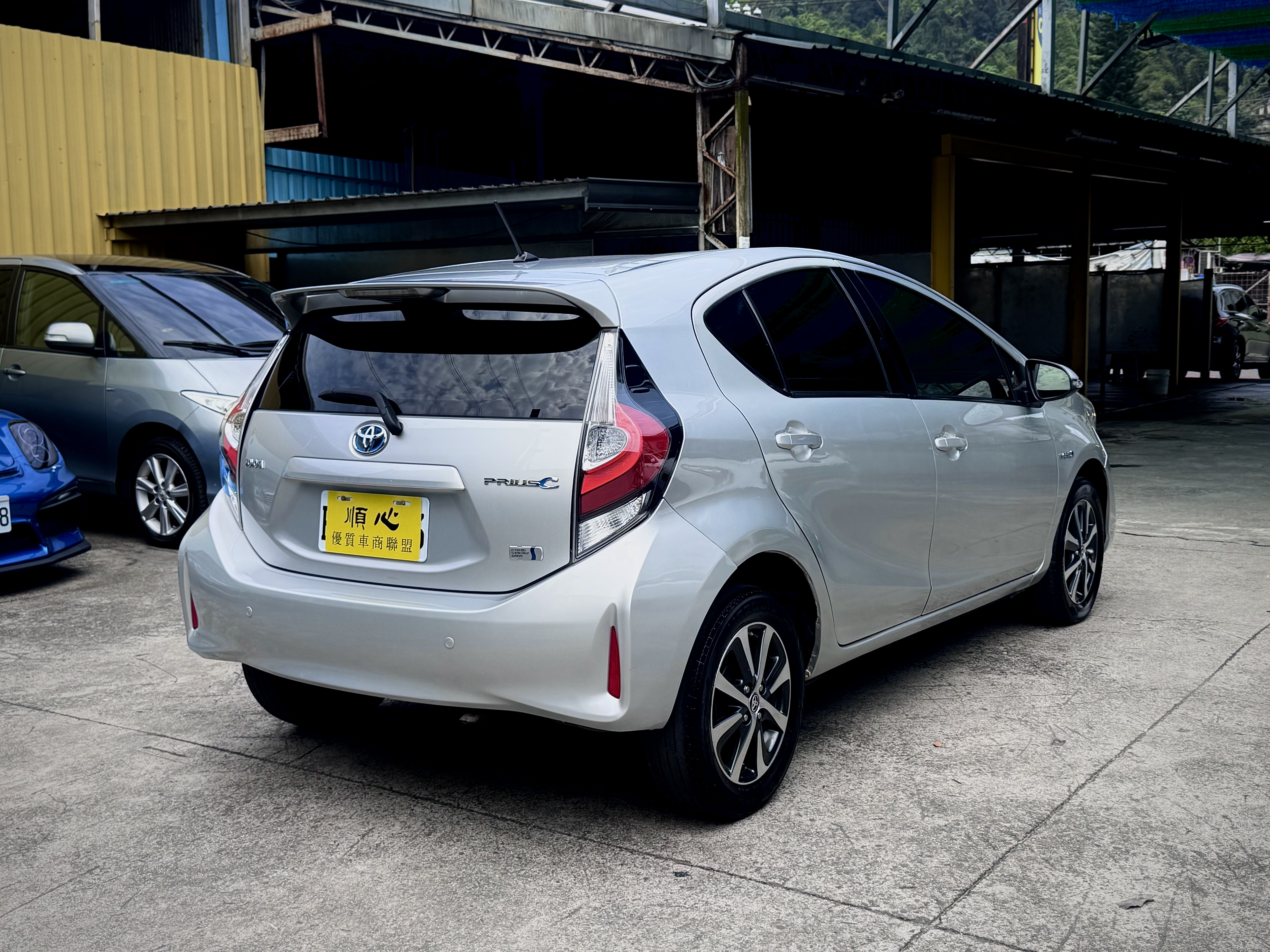 2019 Toyota Prius C 油電混合 內裝乾淨完整  第3張相片
