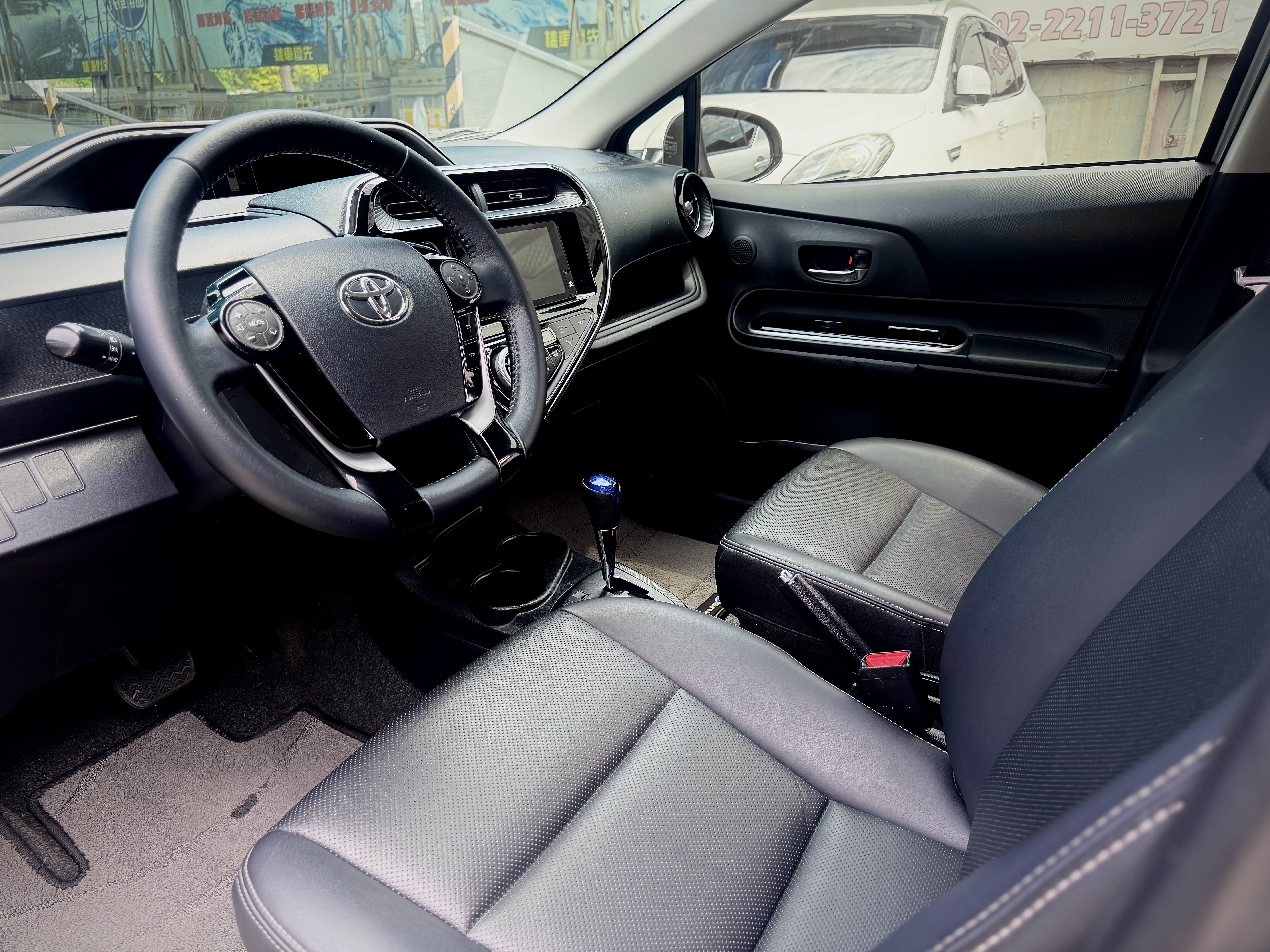 2019 Toyota Prius C 油電混合 內裝乾淨完整  第7張相片