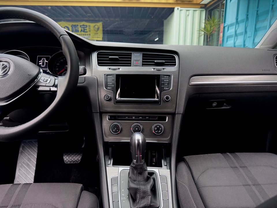 2013 VW Golf TSI 已認證 可協助貸款 內外觀完整   第5張相片