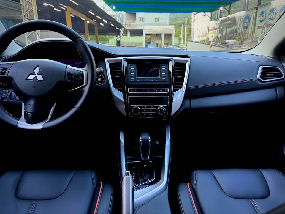 2017 Mitsubishi grand lancer 1.8時尚型   第8張相片