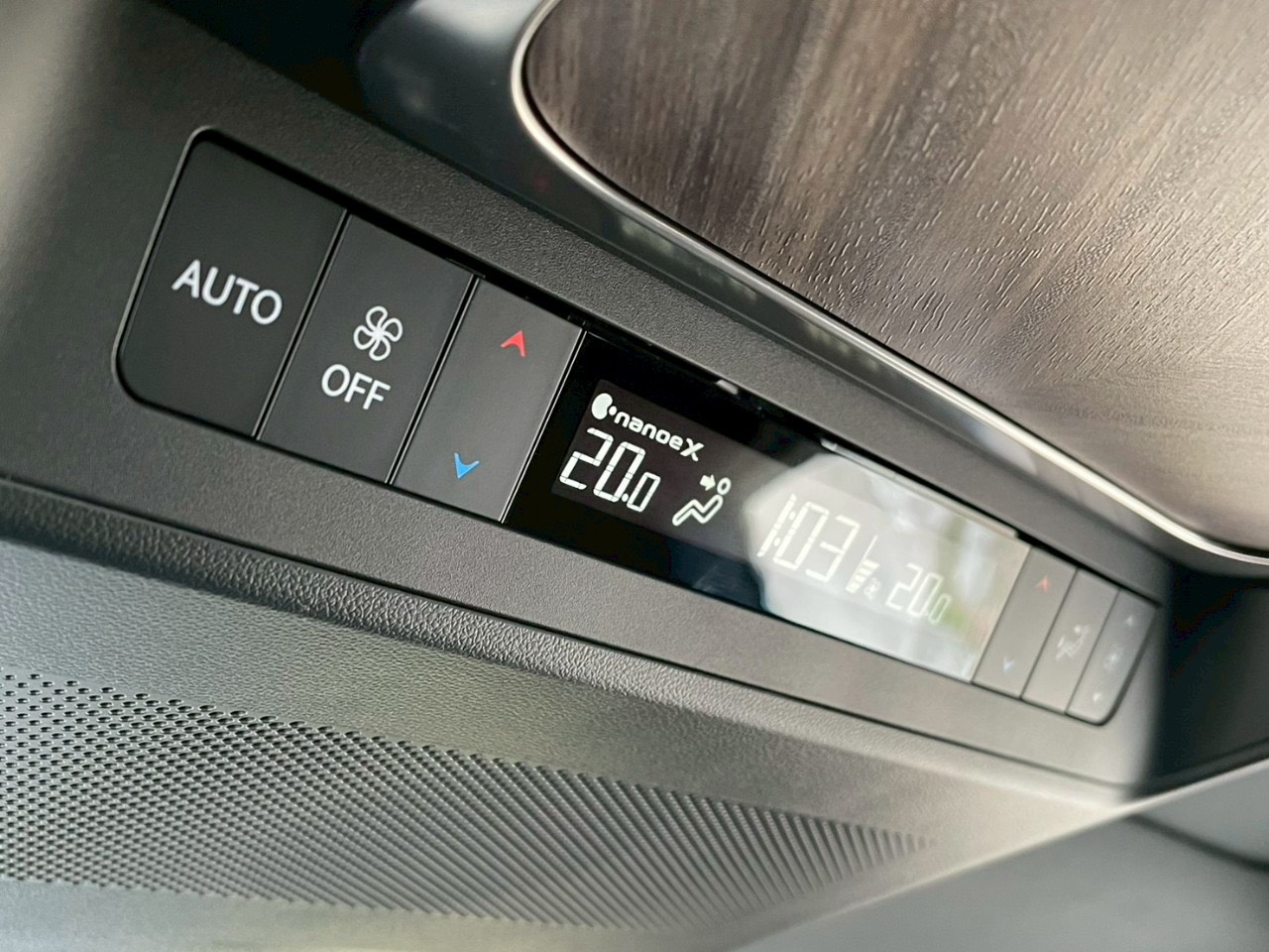 2024年式 凌志Lexus LM500h 全台最便宜 電話：0966218569 賴：imkc9718  第17張相片