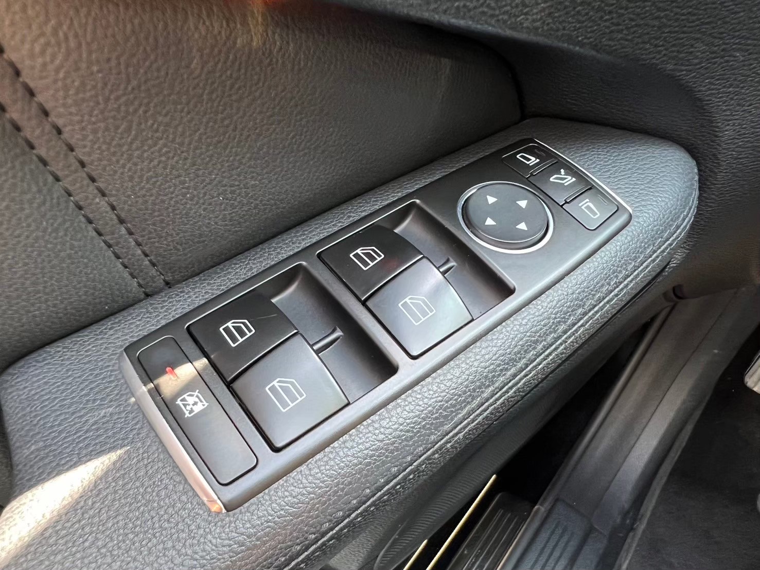 2012 賓士Benz E300 Avantgarde 電話：0966218569 賴：imkc9718  第8張相片