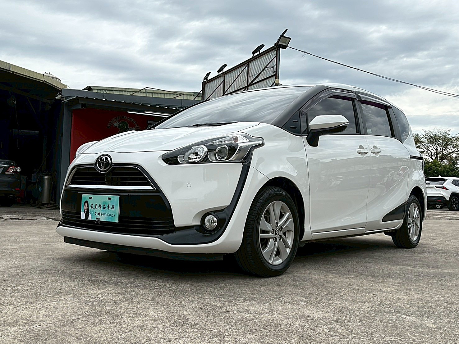 TOYOTA SIENTA 7人座豪華+單滑門 電話:0963070555同LINE  第1張相片