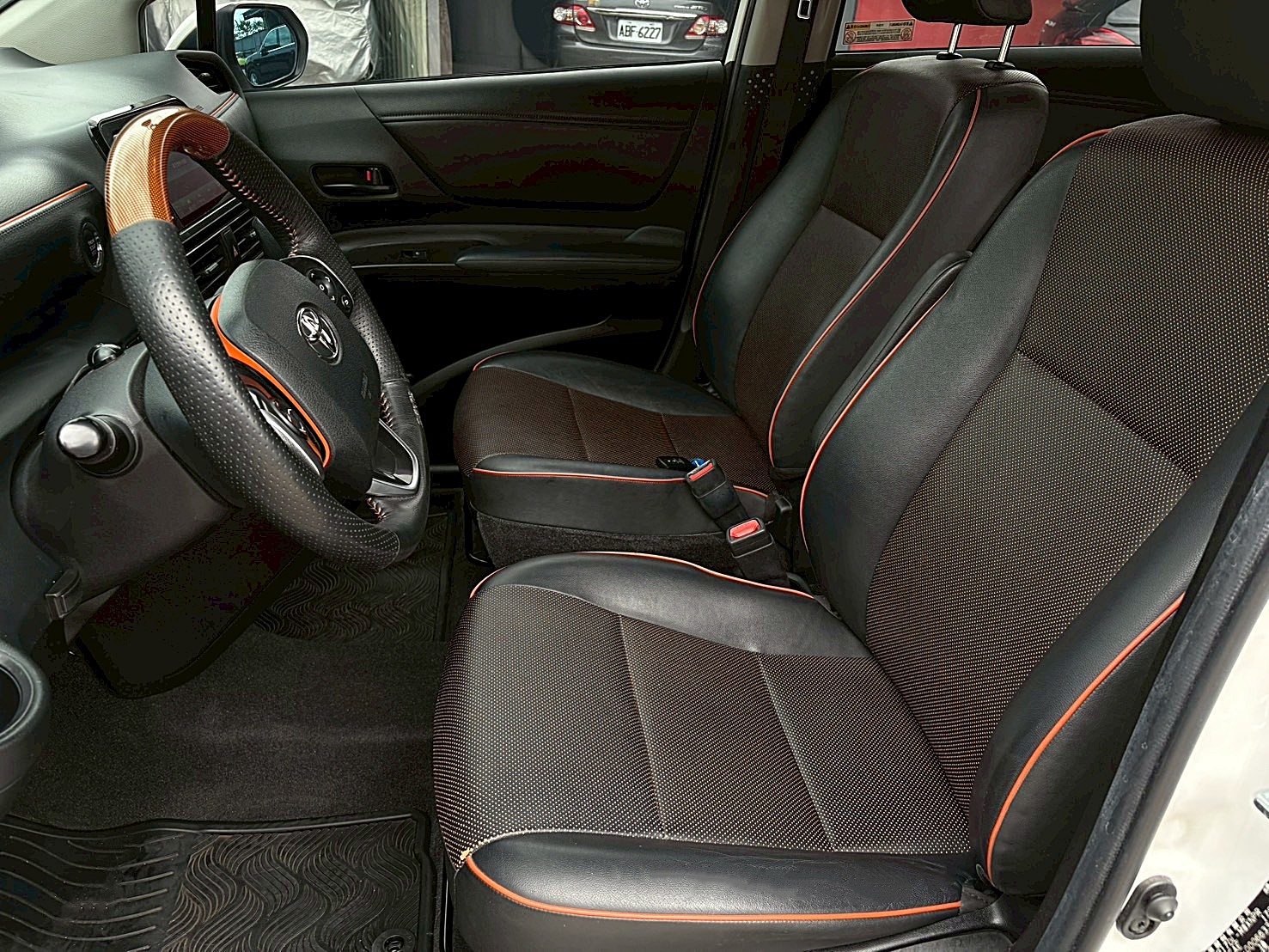 TOYOTA SIENTA 7人座豪華+單滑門 電話:0963070555同LINE  第12張相片