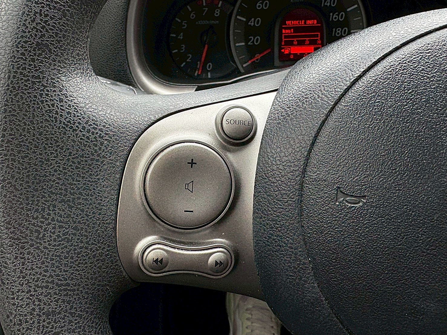2017 Nissan March 1.5豪華版  電話:0963070555同LINE  第10張相片