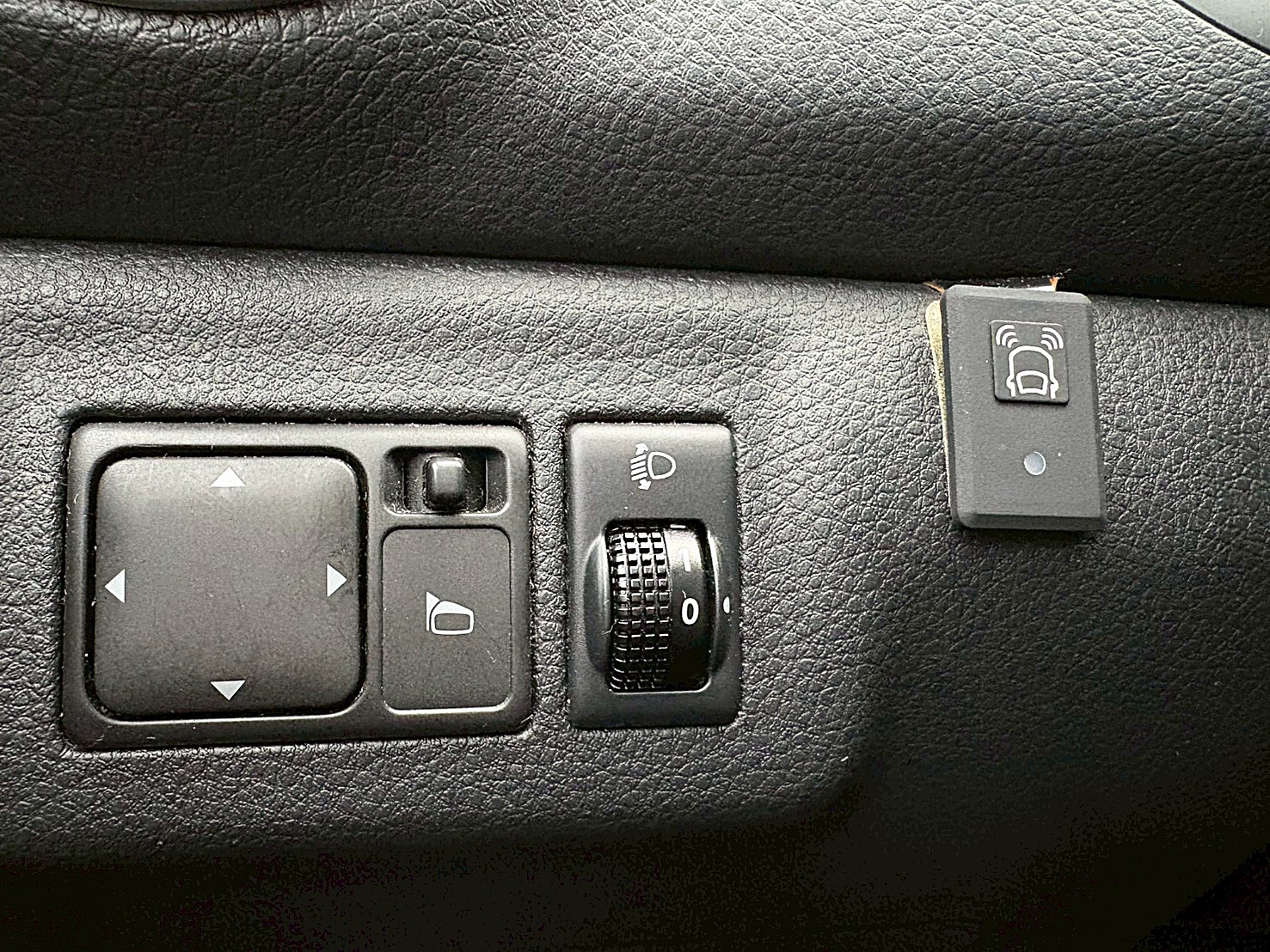 2016Nissan Livina 豪華版 原廠保養 電話:0963070555同LINE  第9張相片
