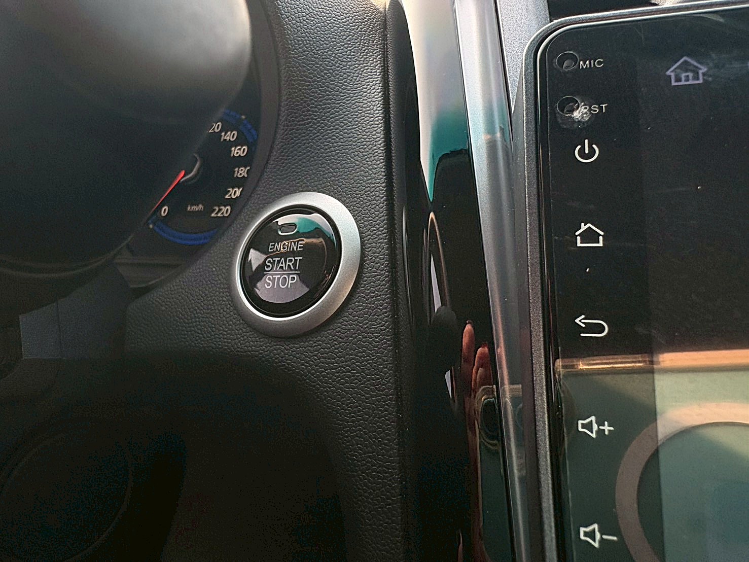 Mitsubishi Colt Plus 輕鬆型 里程2萬 原廠保養 CARPLAY電動尾門 電話:0963070555同LINE  第5張相片
