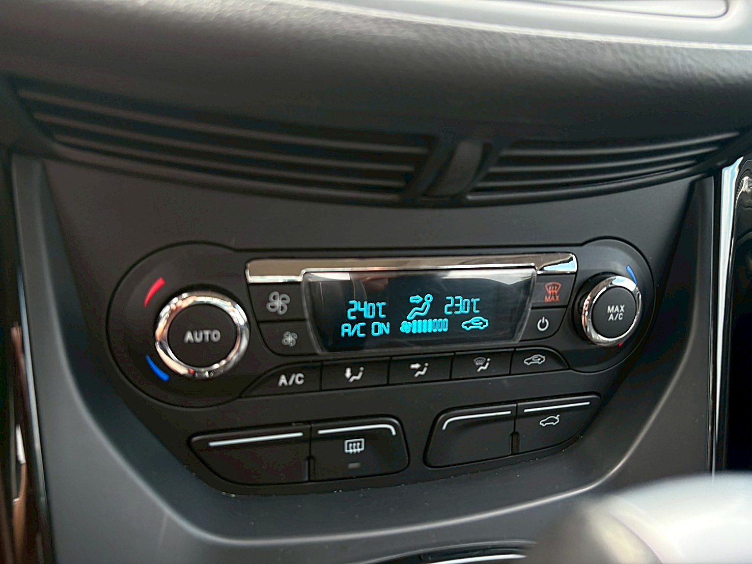 2015FORD KUGA1.6 白色時尚經典型 只跑9.9萬 電話:0963070555同LINE  第11張相片