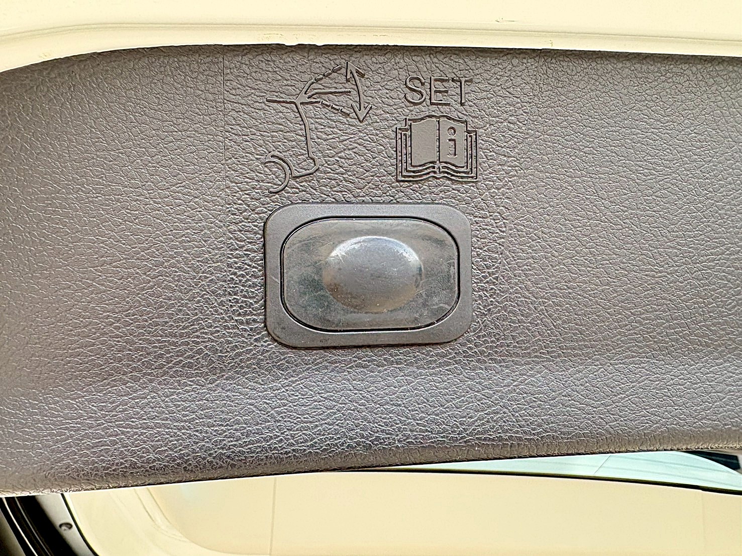 2015FORD KUGA1.6 白色時尚經典型 只跑9.9萬 電話:0963070555同LINE  第12張相片