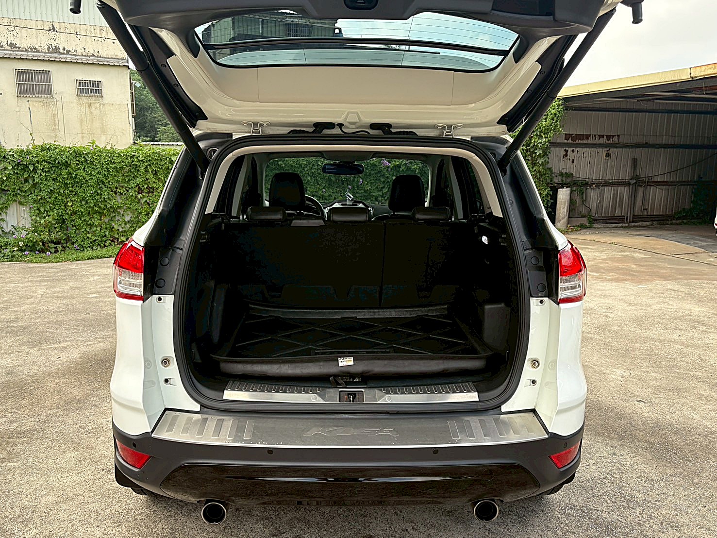 2015FORD KUGA1.6 白色時尚經典型 只跑9.9萬 電話:0963070555同LINE  第15張相片