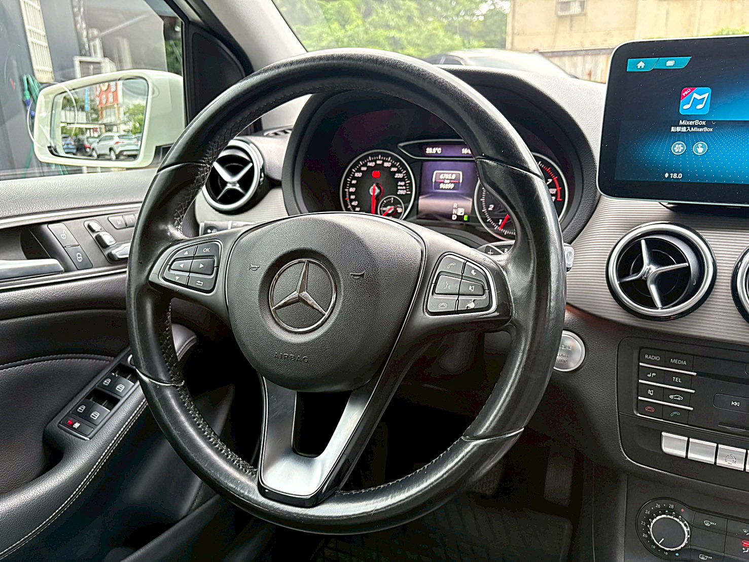 2015 BENZ B-Class B180 1.6全車原版件電話:0963070555同LINE  第4張相片