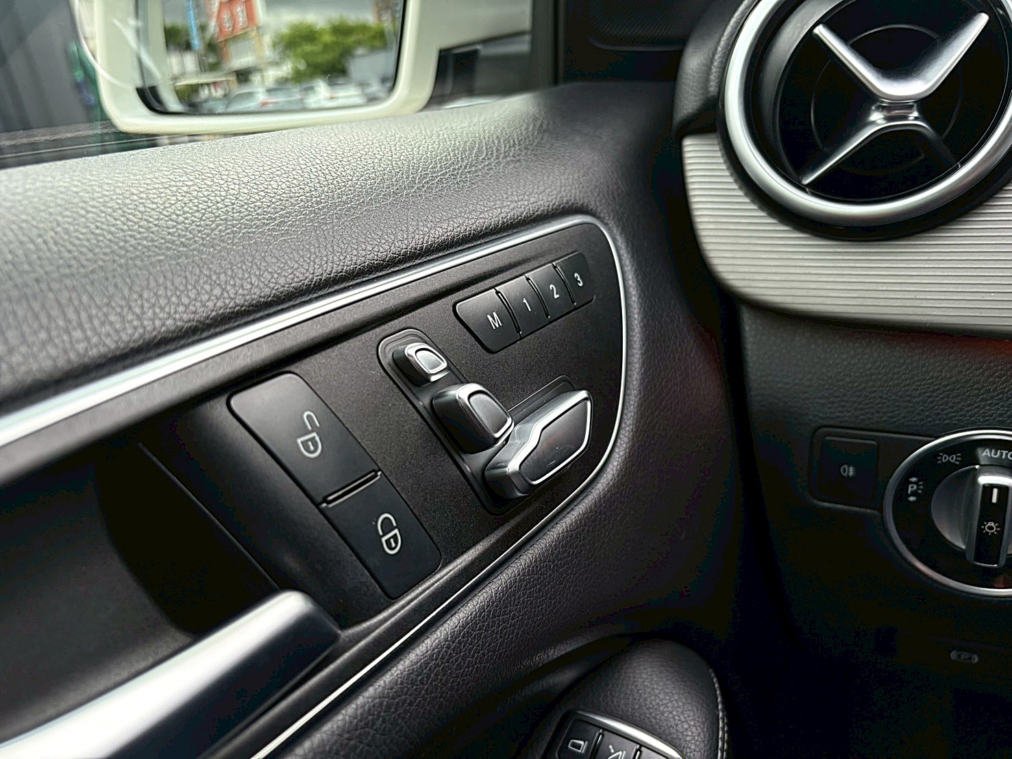 2015 BENZ B-Class B180 1.6全車原版件電話:0963070555同LINE  第8張相片