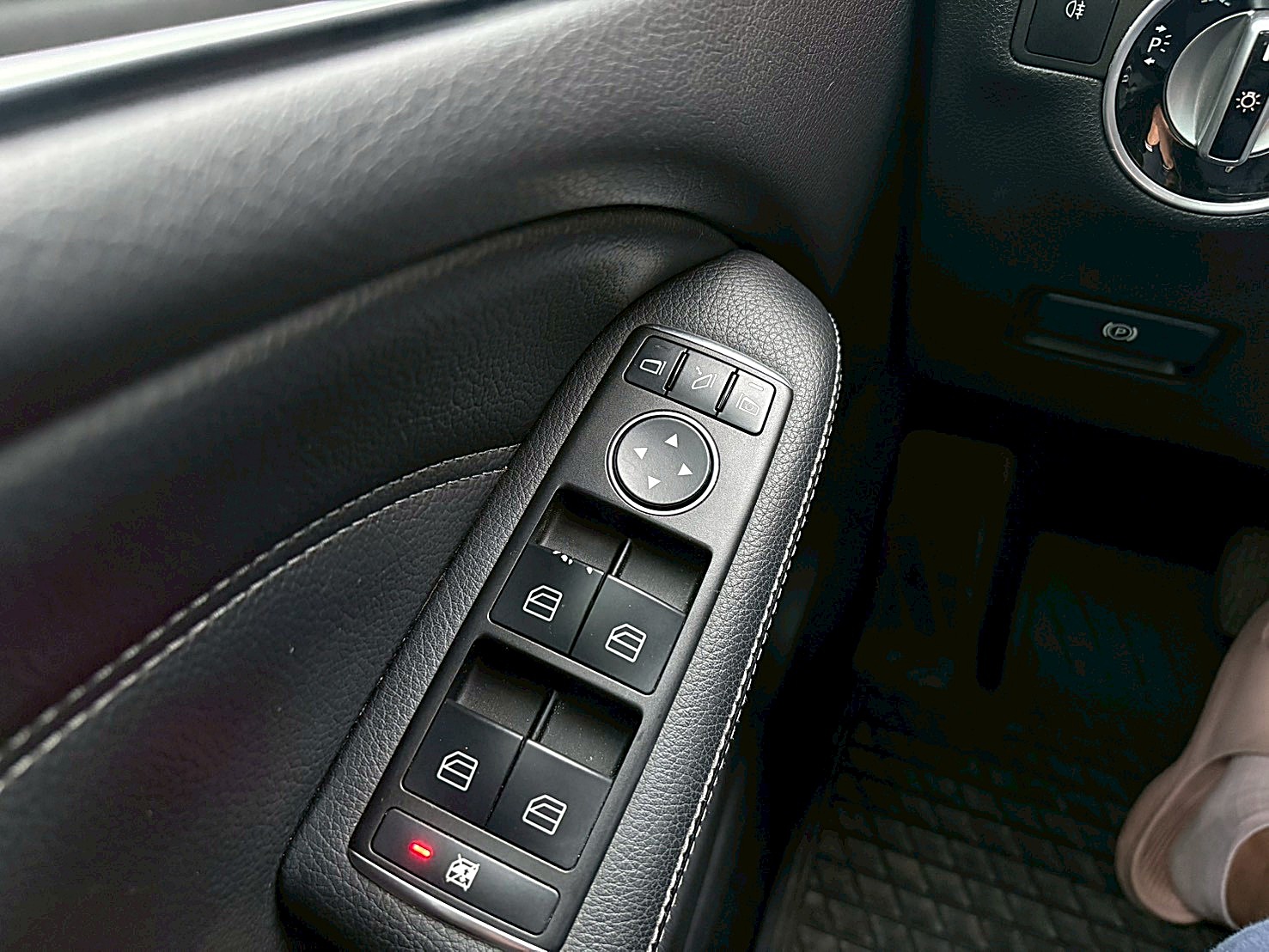 2015 BENZ B-Class B180 1.6全車原版件電話:0963070555同LINE  第9張相片