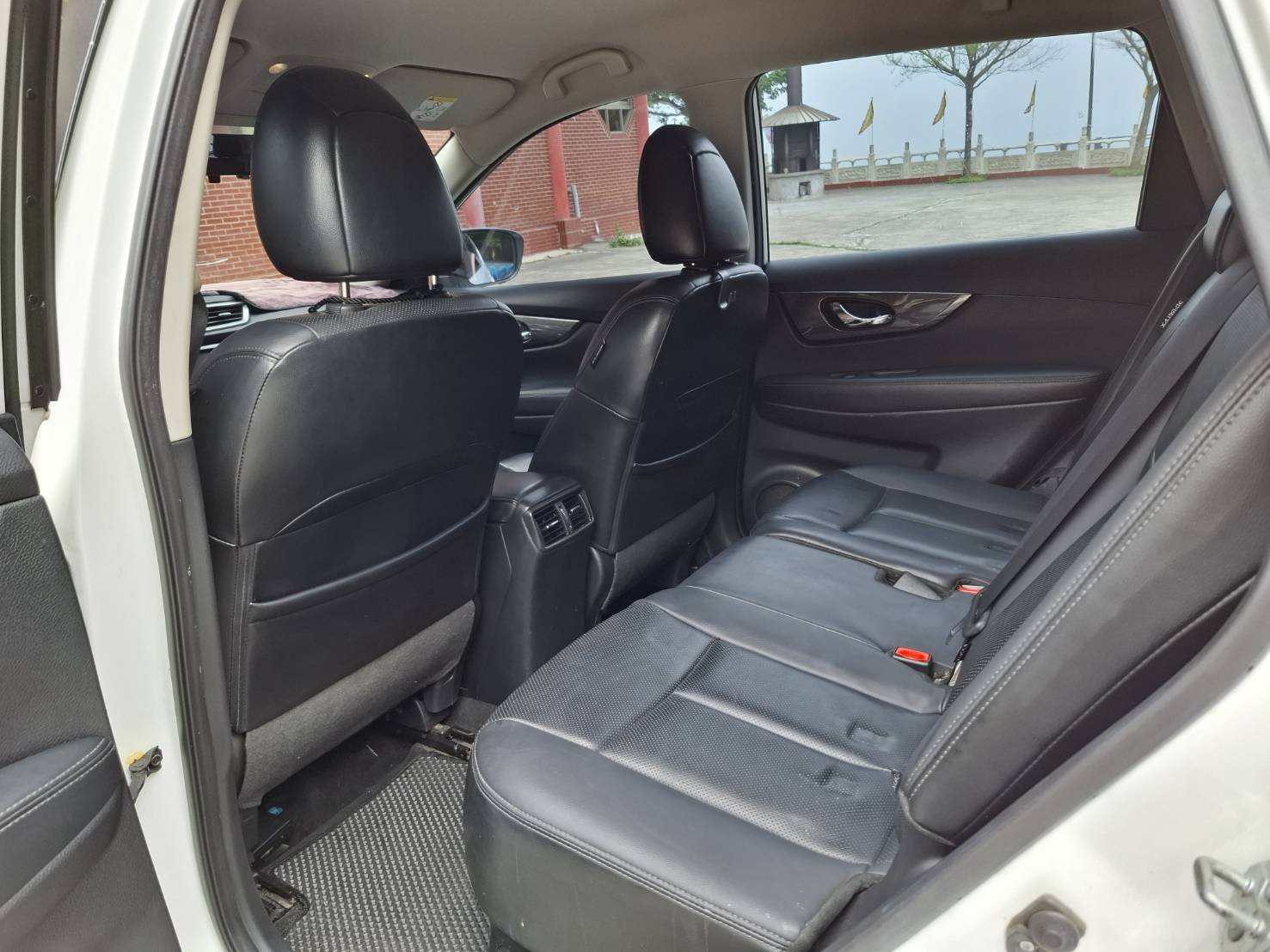 2017年NISSAN X-TRAIL 2.0 玩美版 ~實車~實圖~實用空間大 歡迎預約賞車 LINEgoo5168 洽: 0912423585宋小姐 貸款專辦 強力過件  第6張相片
