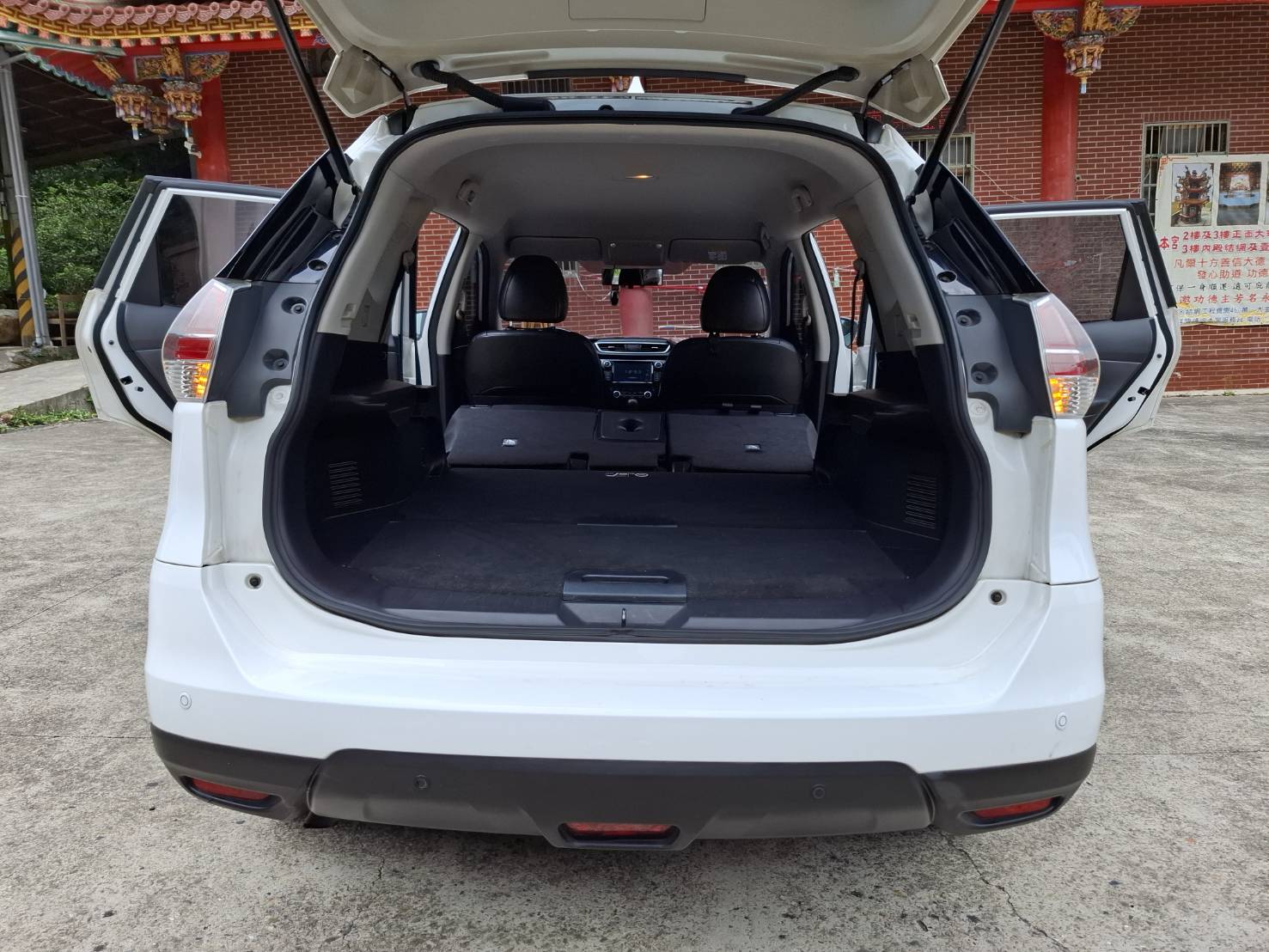 2017年NISSAN X-TRAIL 2.0 玩美版 ~實車~實圖~實用空間大 歡迎預約賞車 LINEgoo5168 洽: 0912423585宋小姐 貸款專辦 強力過件  第9張相片