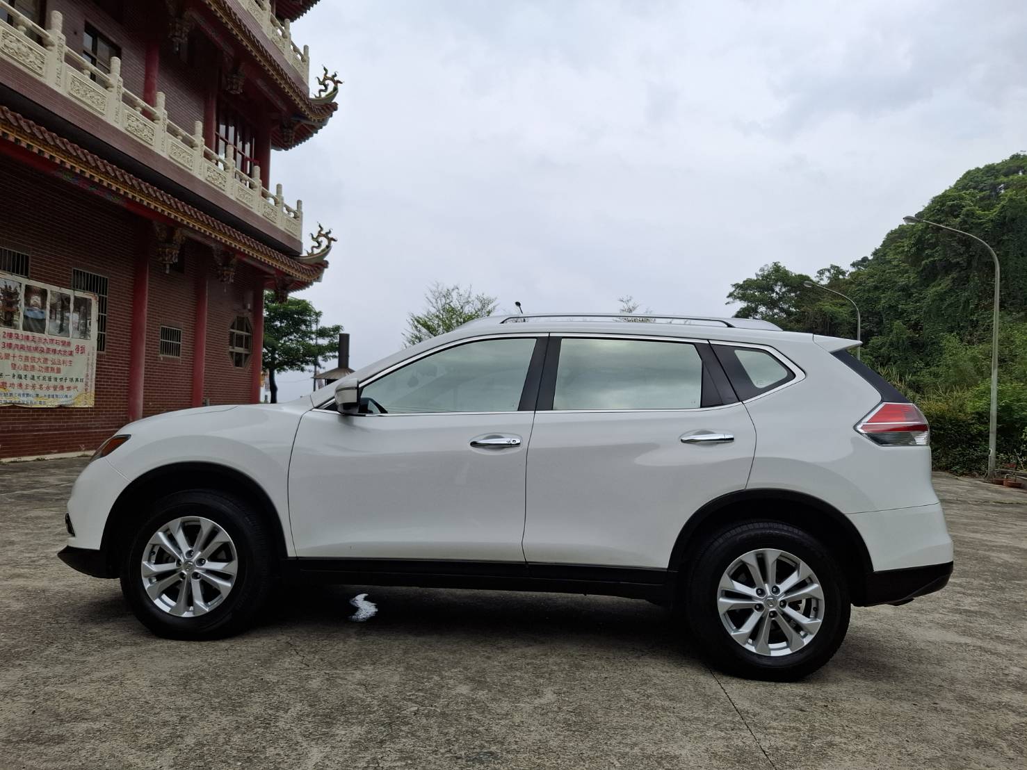 2017年NISSAN X-TRAIL 2.0 玩美版 ~實車~實圖~實用空間大 歡迎預約賞車 LINEgoo5168 洽: 0912423585宋小姐 貸款專辦 強力過件  第10張相片