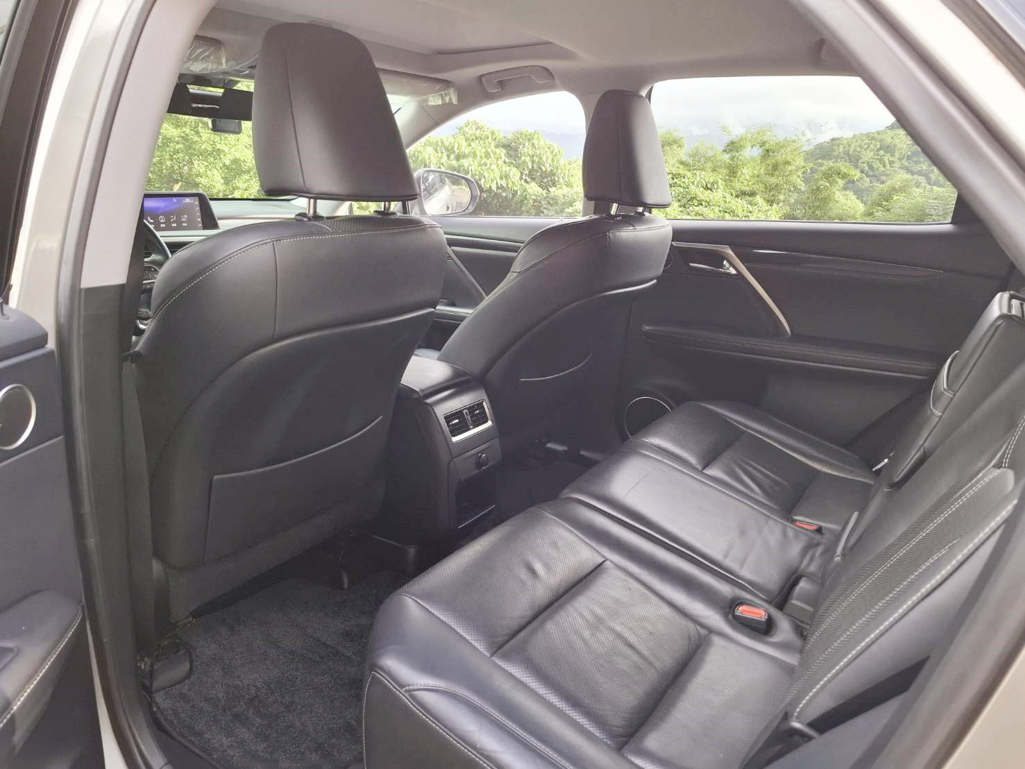 2016年LEXUS RX200T 2.0 頂級款 原版件.高雅時尚.舒適氣派歡迎預約賞車 ID: goo5168 洽: 宋小姐 0912-423-585貸款專辦 強力過件 協助信用瑕疵者辦理貸款  第5張相片