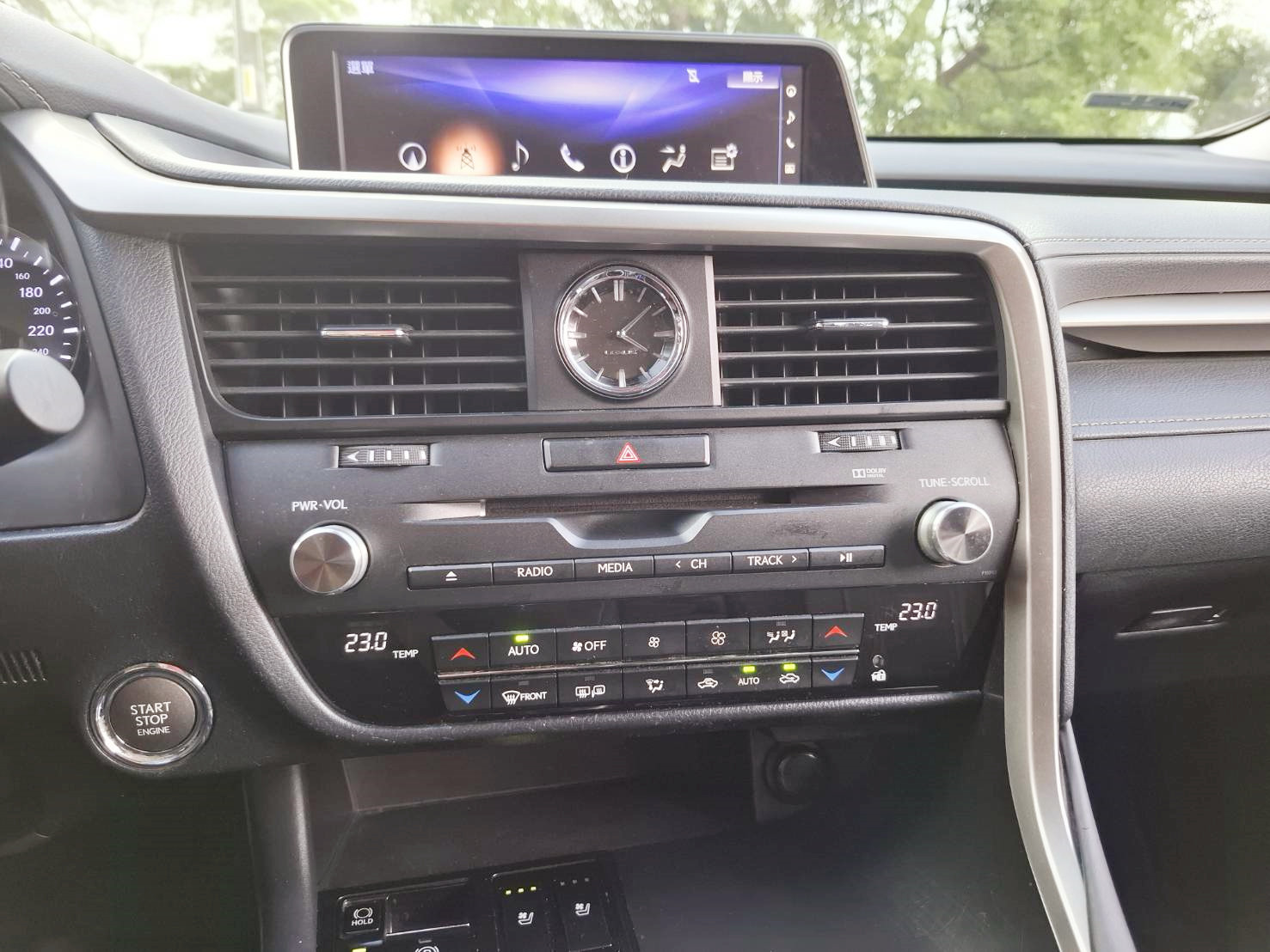 2016年LEXUS RX200T 2.0 頂級款 原版件.高雅時尚.舒適氣派歡迎預約賞車 ID: goo5168 洽: 宋小姐 0912-423-585貸款專辦 強力過件 協助信用瑕疵者辦理貸款  第9張相片