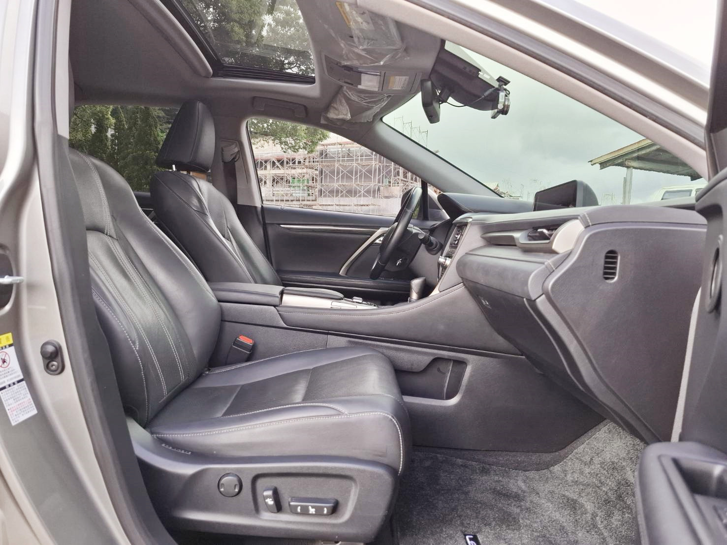 2016年LEXUS RX200T 2.0 頂級款 原版件.高雅時尚.舒適氣派歡迎預約賞車 ID: goo5168 洽: 宋小姐 0912-423-585貸款專辦 強力過件 協助信用瑕疵者辦理貸款  第10張相片