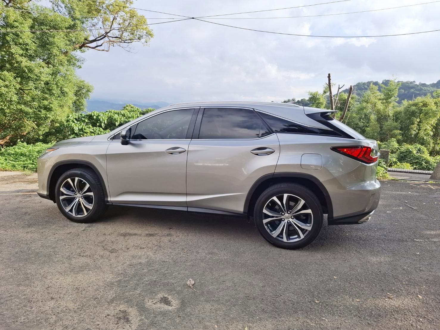 2016年LEXUS RX200T 2.0 頂級款 原版件.高雅時尚.舒適氣派歡迎預約賞車 ID: goo5168 洽: 宋小姐 0912-423-585貸款專辦 強力過件 協助信用瑕疵者辦理貸款  第13張相片
