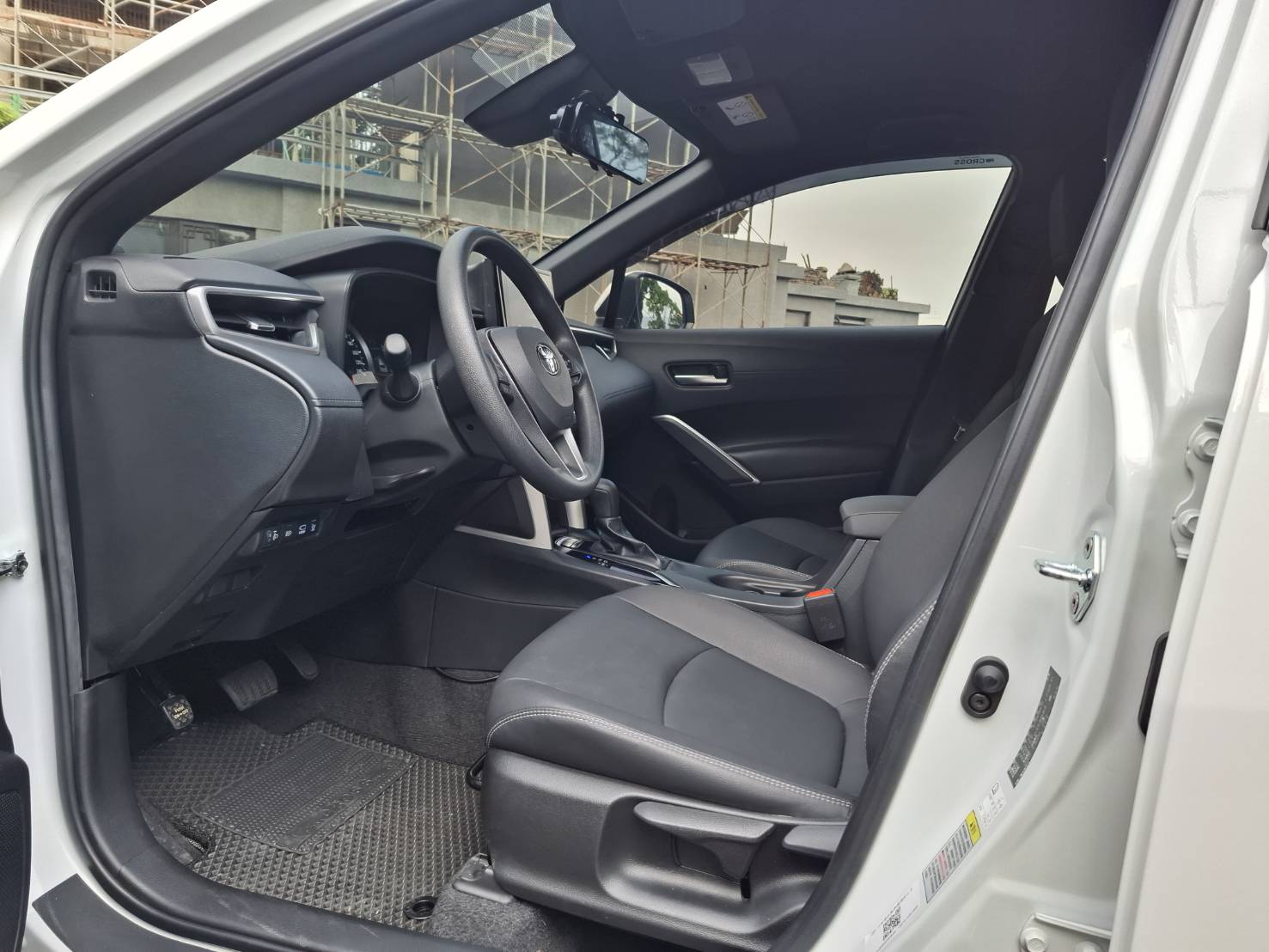 2022年TOYOTA Corolla Cross 1.8豪華 五門小休旅 省稅省油 ~好開好停 內裝有九成新 歡迎預約賞車LINEgoo5168洽 0912-423-585 宋小姐貸款專辦 強力過件 協助信用瑕疵者辦理貸款  第6張相片