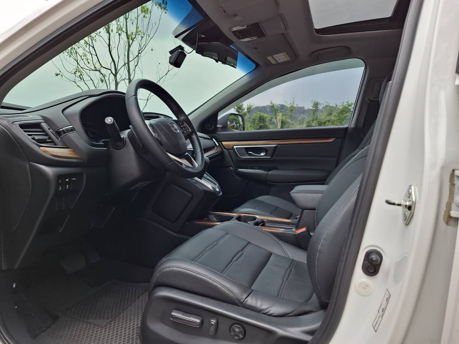 2017年HONDA CR-V S  省油美車 實車實圖~實用大空間 無泡水無事故實車在店歡迎預約賞車 LINEgoo5168洽: 0912-423-585 宋小姐貸款專辦 強力過件  第7張相片