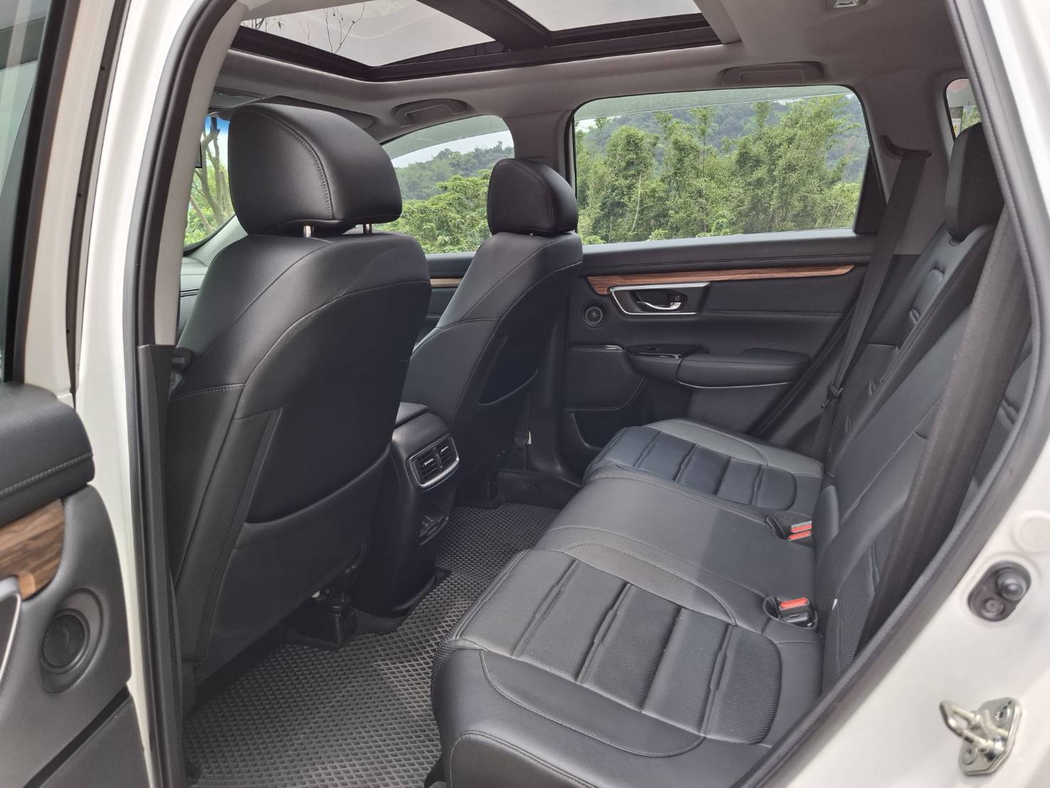 2017年HONDA CR-V S  省油美車 實車實圖~實用大空間 無泡水無事故實車在店歡迎預約賞車 LINEgoo5168洽: 0912-423-585 宋小姐貸款專辦 強力過件  第8張相片
