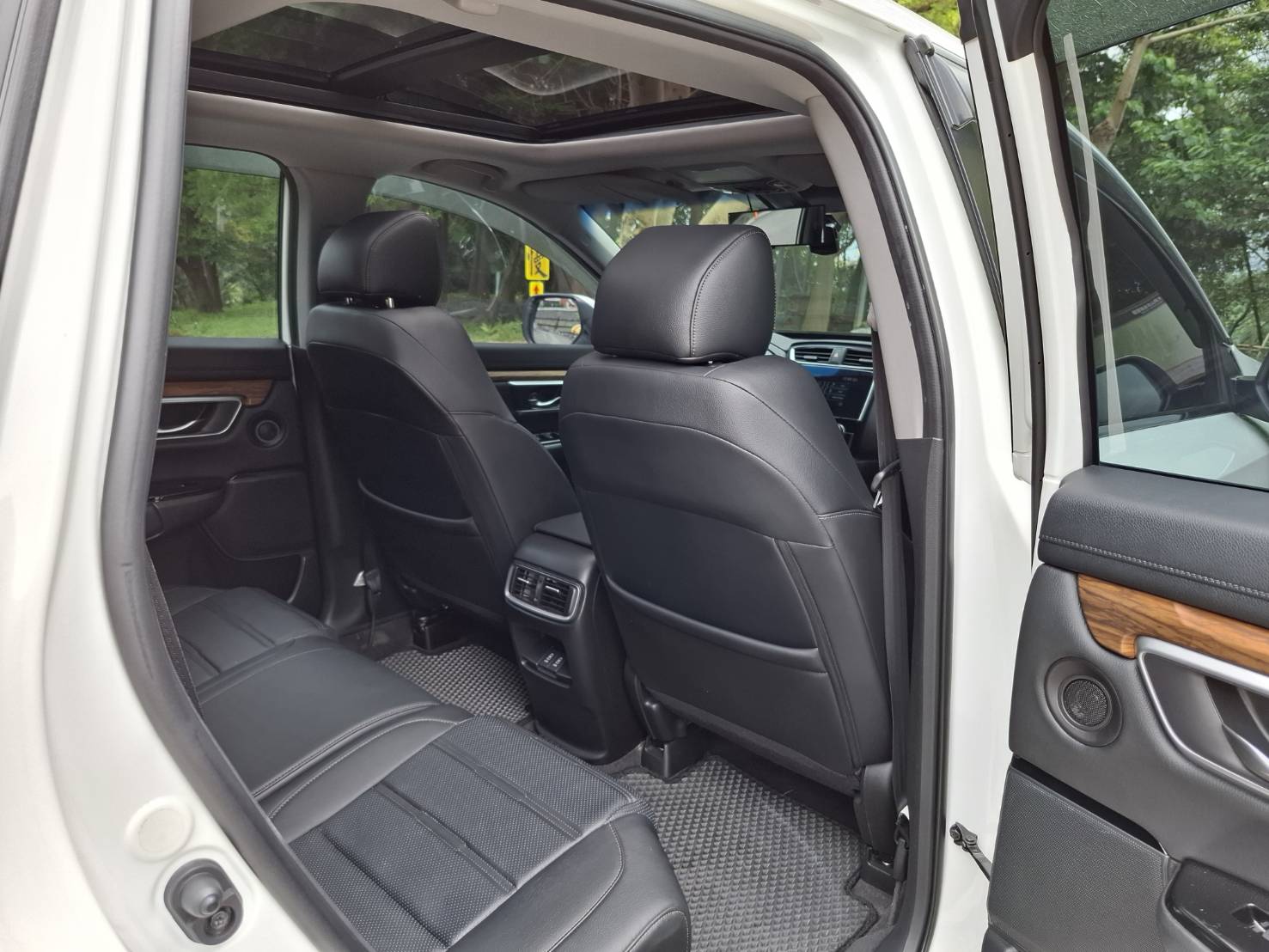2017年HONDA CR-V S  省油美車 實車實圖~實用大空間 無泡水無事故實車在店歡迎預約賞車 LINEgoo5168洽: 0912-423-585 宋小姐貸款專辦 強力過件  第10張相片