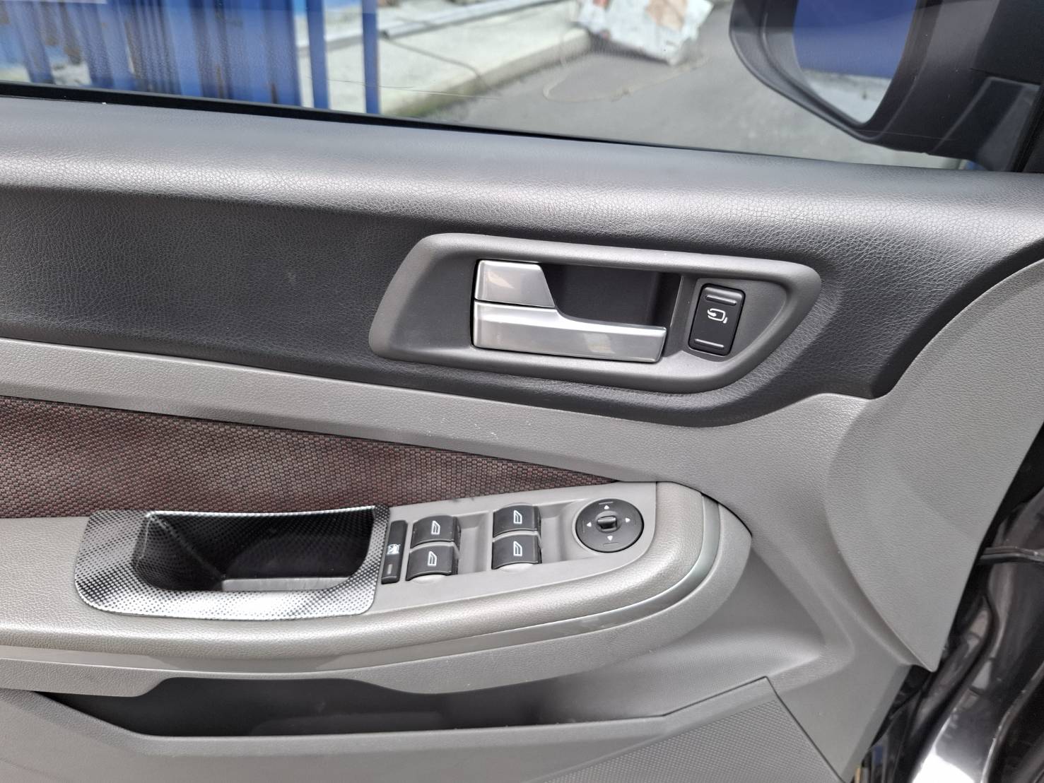 2011年FORD FOCUS 2.0 實車~實圖~5門車便宜好代步 價格絕對讓您滿意歡迎預約賞車 洽:0912-423-585 宋小姐 LINE goo5168  第4張相片