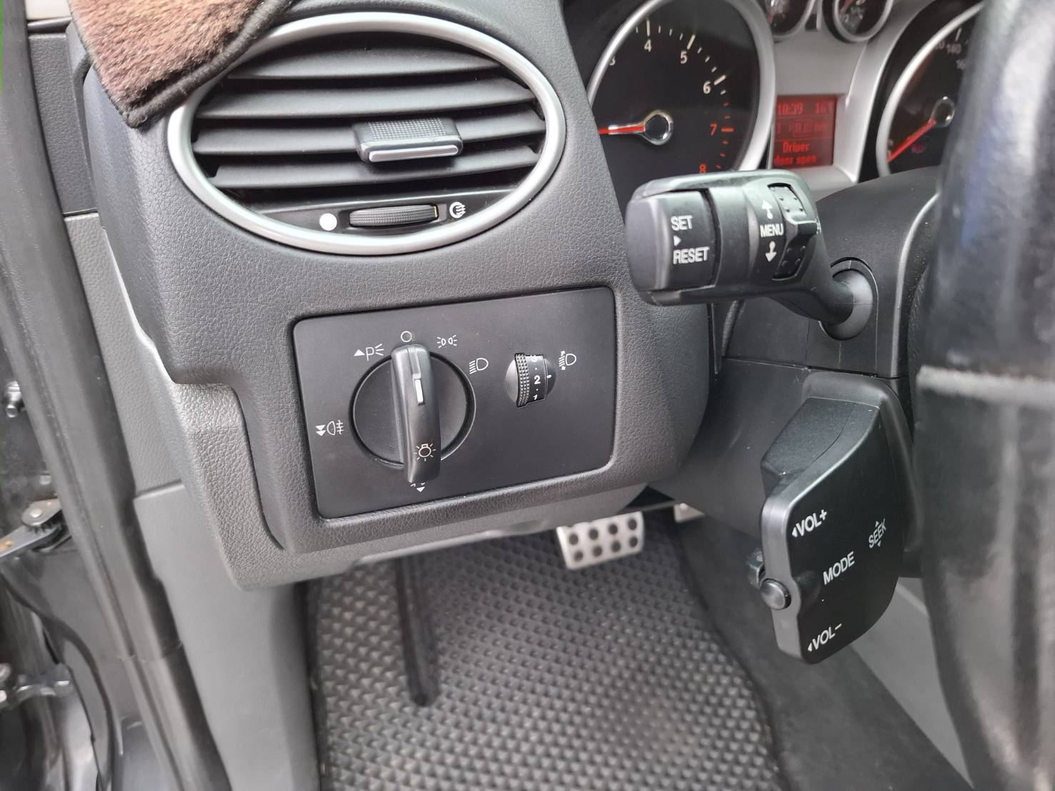 2011年FORD FOCUS 2.0 實車~實圖~5門車便宜好代步 價格絕對讓您滿意歡迎預約賞車 洽:0912-423-585 宋小姐 LINE goo5168  第5張相片