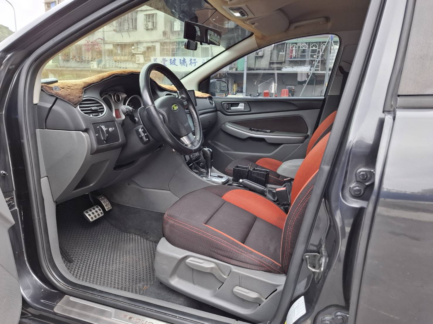 2011年FORD FOCUS 2.0 實車~實圖~5門車便宜好代步 價格絕對讓您滿意歡迎預約賞車 洽:0912-423-585 宋小姐 LINE goo5168  第6張相片