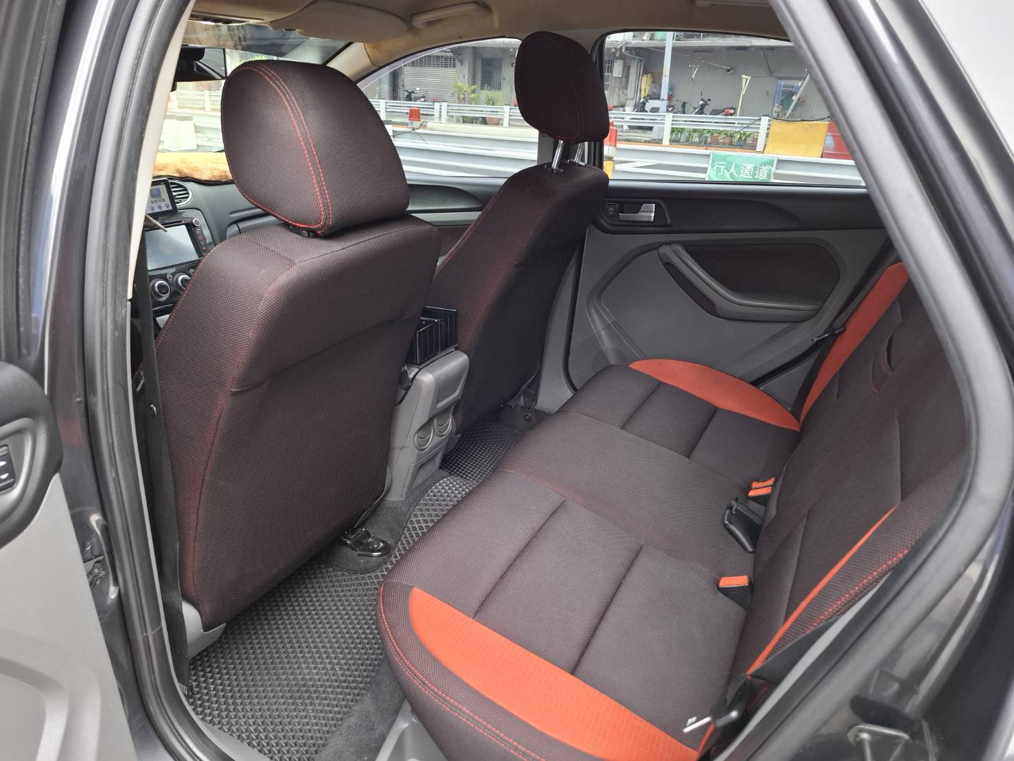 2011年FORD FOCUS 2.0 實車~實圖~5門車便宜好代步 價格絕對讓您滿意歡迎預約賞車 洽:0912-423-585 宋小姐 LINE goo5168  第7張相片