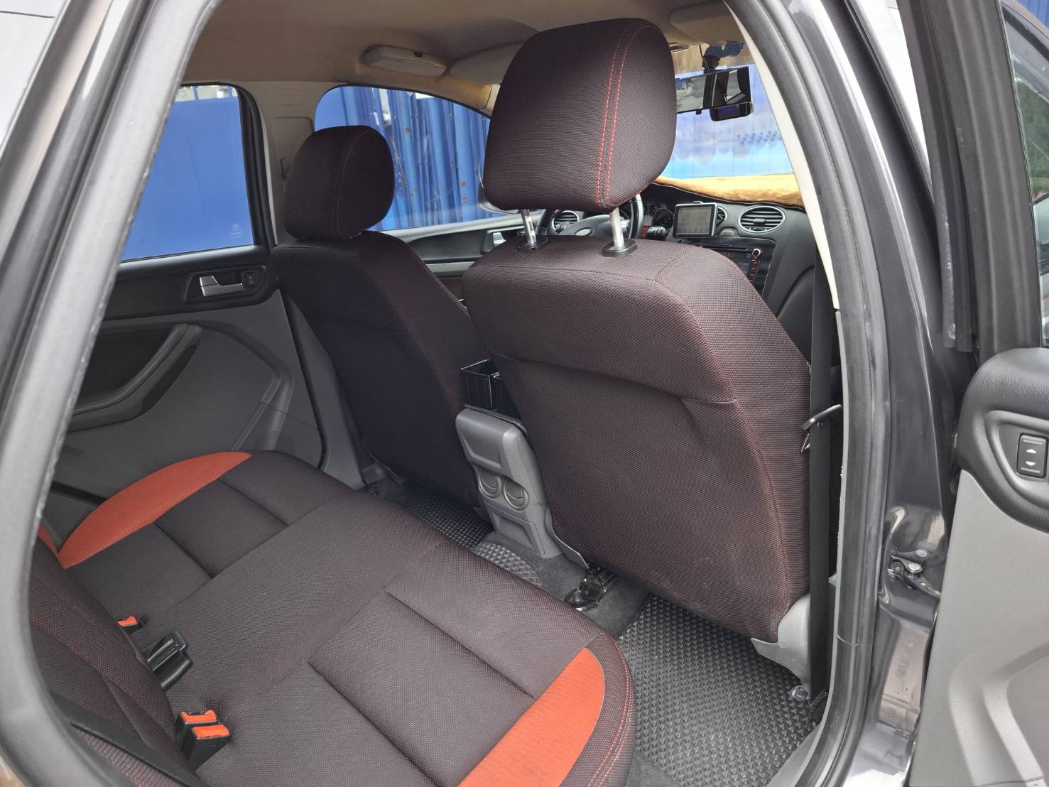 2011年FORD FOCUS 2.0 實車~實圖~5門車便宜好代步 價格絕對讓您滿意歡迎預約賞車 洽:0912-423-585 宋小姐 LINE goo5168  第9張相片