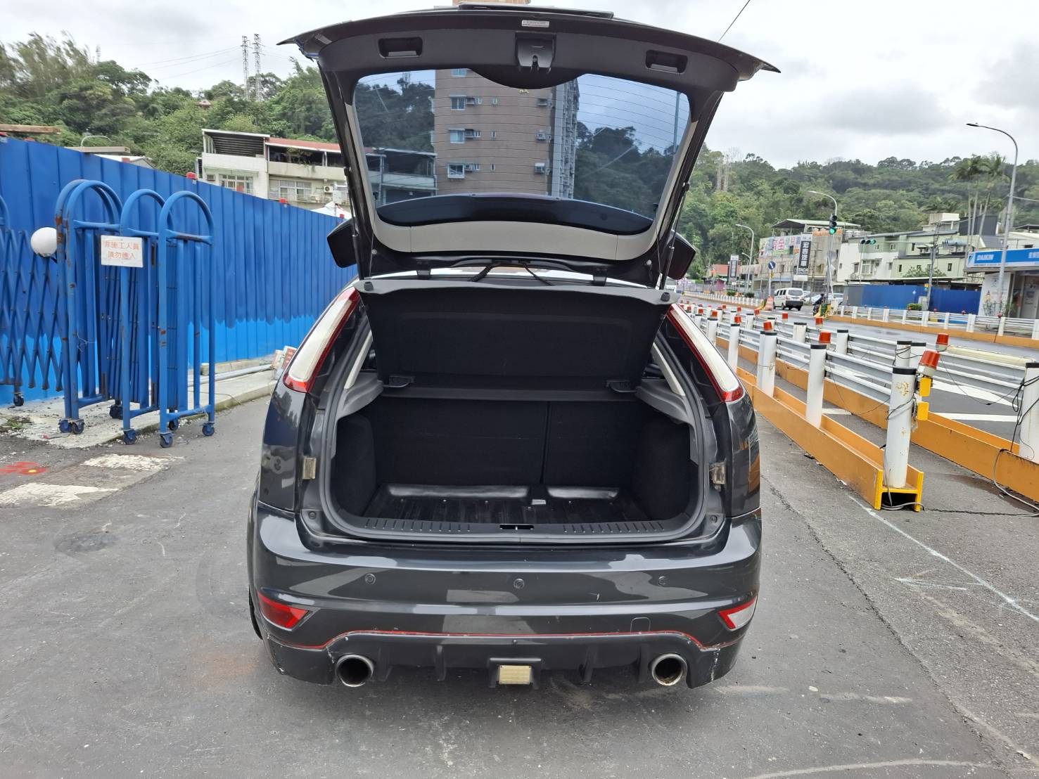 2011年FORD FOCUS 2.0 實車~實圖~5門車便宜好代步 價格絕對讓您滿意歡迎預約賞車 洽:0912-423-585 宋小姐 LINE goo5168  第10張相片