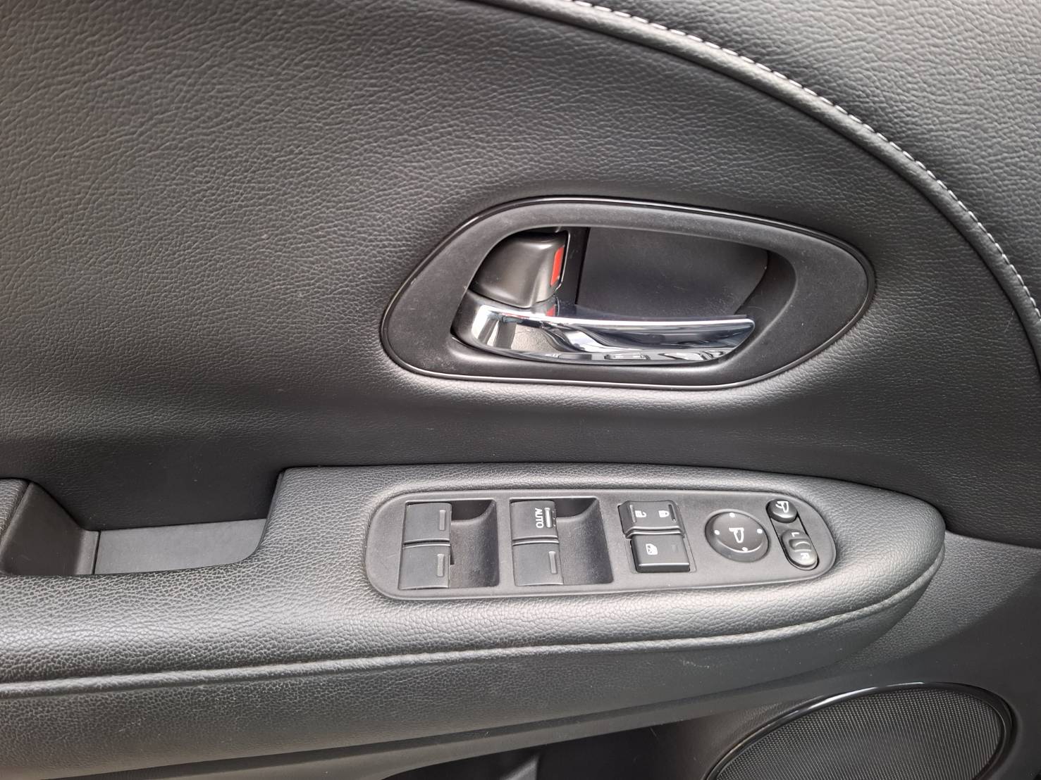 2019年HONDA HR-V 1.8 S 頂級款 小型休旅車省稅省油 好開好停歡迎預約賞車 LINEgoo5168 洽0912-423-585 宋小姐 貸款專辦 強力過件 協助辦理貸款  第3張相片