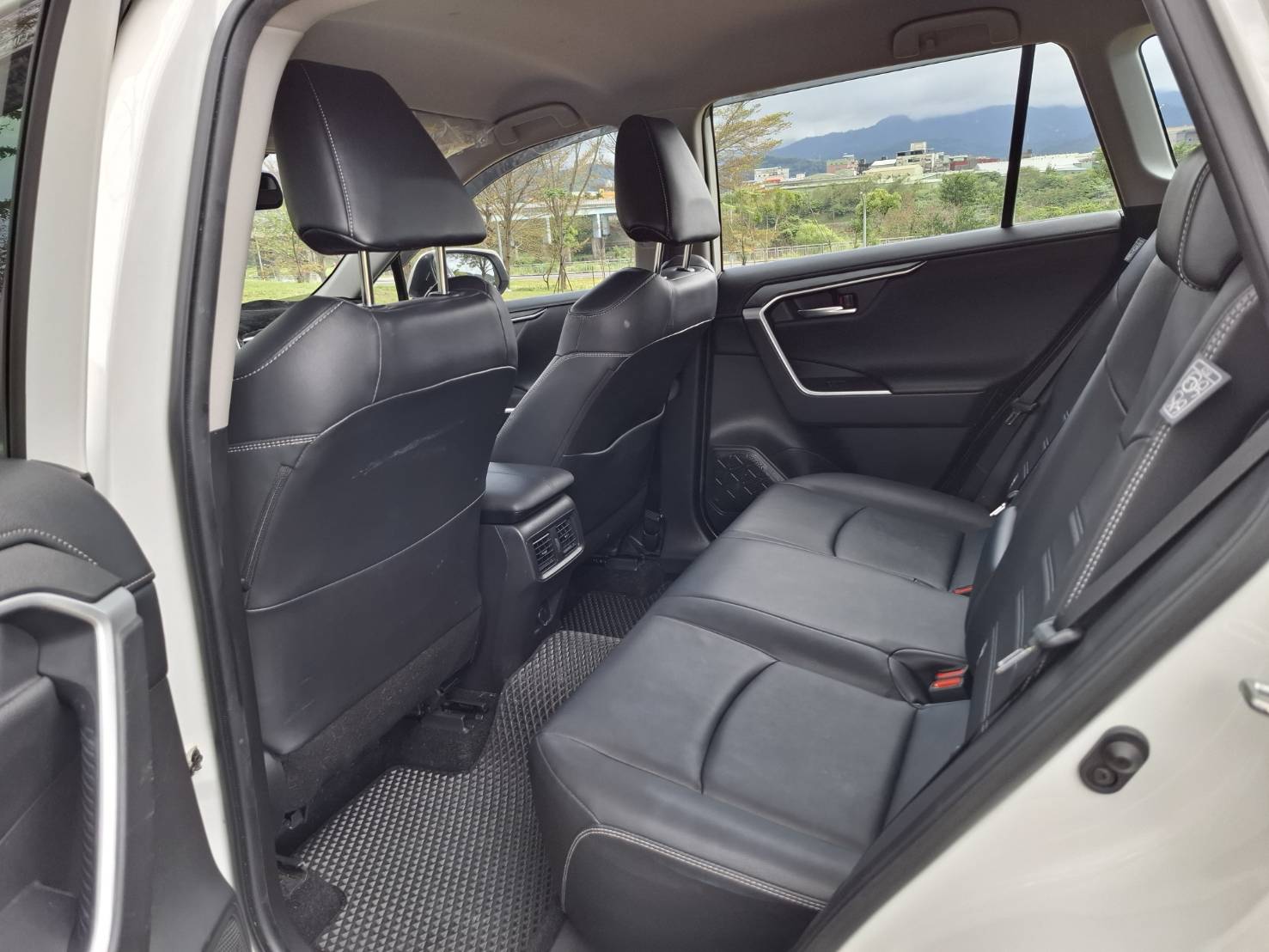 2020年TOYOTA RAV4旗艦版 正常跑~原版件歡迎預約賞車LINEgoo5168 洽0912-423-585 宋小姐 貸款專辦 強力過件 協助信用瑕疵者辦理貸款  第5張相片