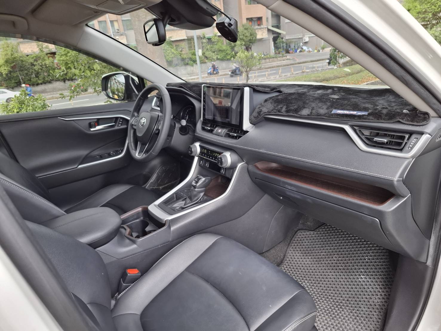 2020年TOYOTA RAV4旗艦版 正常跑~原版件歡迎預約賞車LINEgoo5168 洽0912-423-585 宋小姐 貸款專辦 強力過件 協助信用瑕疵者辦理貸款  第6張相片