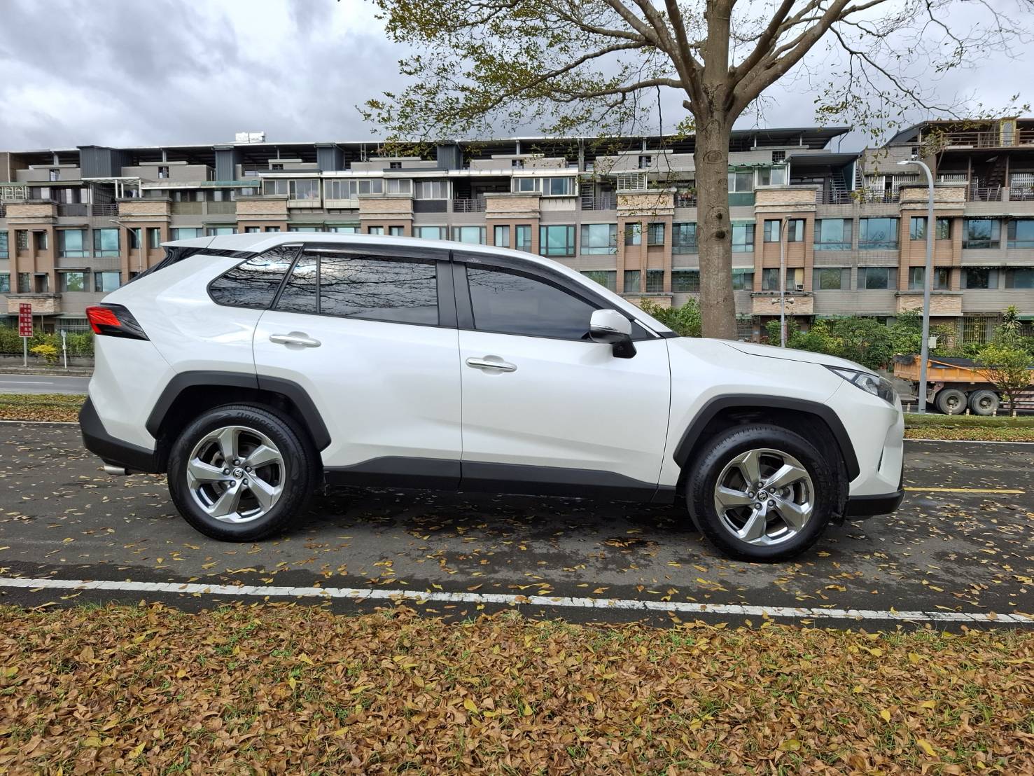 2020年TOYOTA RAV4旗艦版 正常跑~原版件歡迎預約賞車LINEgoo5168 洽0912-423-585 宋小姐 貸款專辦 強力過件 協助信用瑕疵者辦理貸款  第12張相片