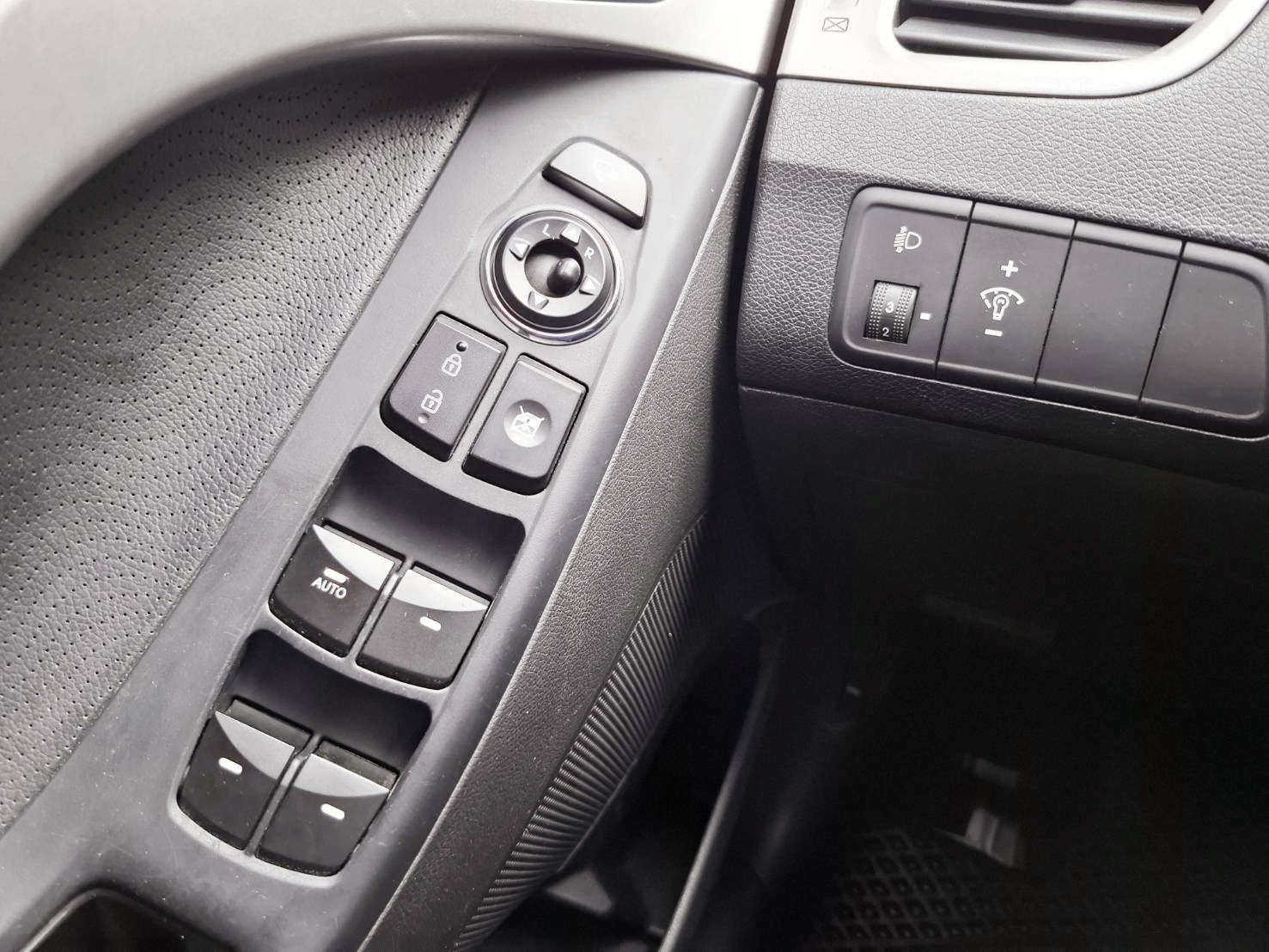 2014年HYUNDAI ELANTRA汽油1.8 漂亮美車~便宜代步~無須待修貸款專辦 強力過件 協助信用瑕疵者辦理貸款 歡迎預約賞車LINEgoo5168洽 0912-423-585 宋小姐  第6張相片