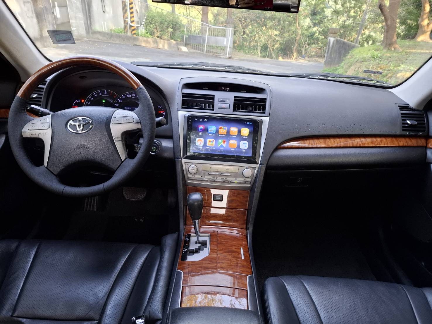2010年TOYOTA CAMRY 2.4 頂配停放室內~正常保養~內裝無異味 好開好停~行駛方便~為你遮風擋雨 貸款專辦  強力過件歡迎來店賞車 LINE :  goo5168 歡迎洽: 0912-423-585 宋小姐  第3張相片