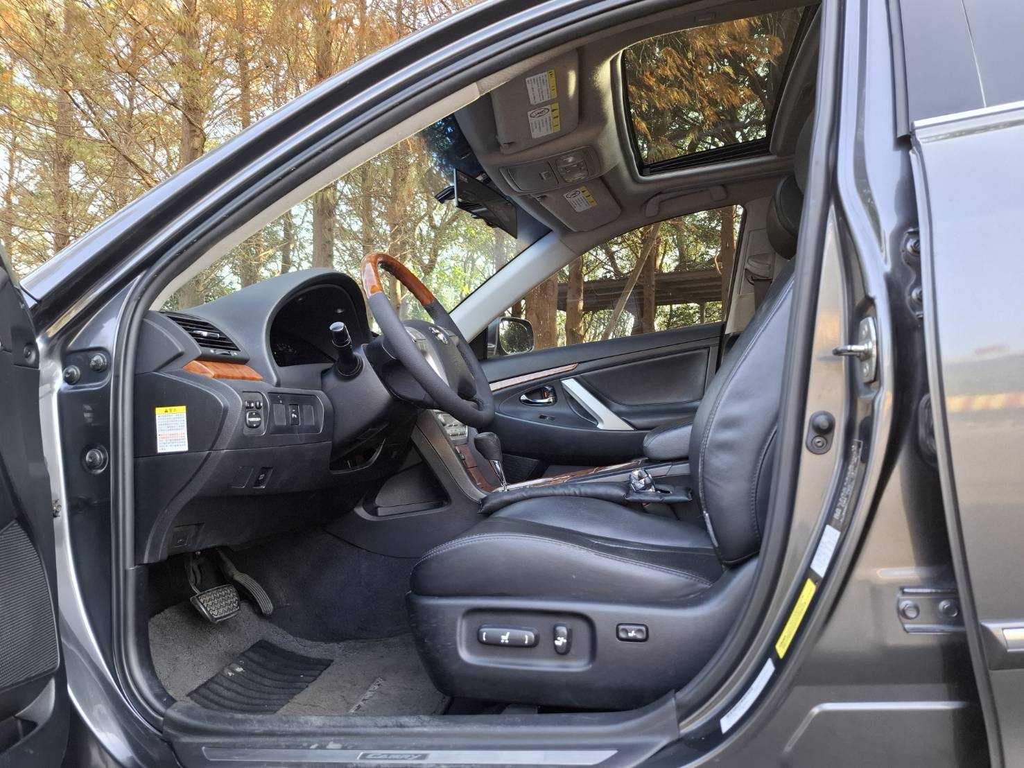 2010年TOYOTA CAMRY 2.4 頂配停放室內~正常保養~內裝無異味 好開好停~行駛方便~為你遮風擋雨 貸款專辦  強力過件歡迎來店賞車 LINE :  goo5168 歡迎洽: 0912-423-585 宋小姐  第4張相片