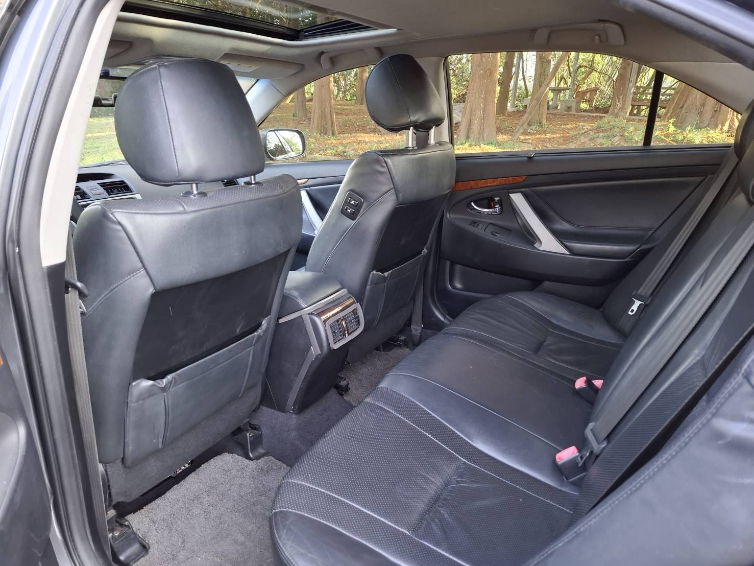 2010年TOYOTA CAMRY 2.4 頂配停放室內~正常保養~內裝無異味 好開好停~行駛方便~為你遮風擋雨 貸款專辦  強力過件歡迎來店賞車 LINE :  goo5168 歡迎洽: 0912-423-585 宋小姐  第5張相片