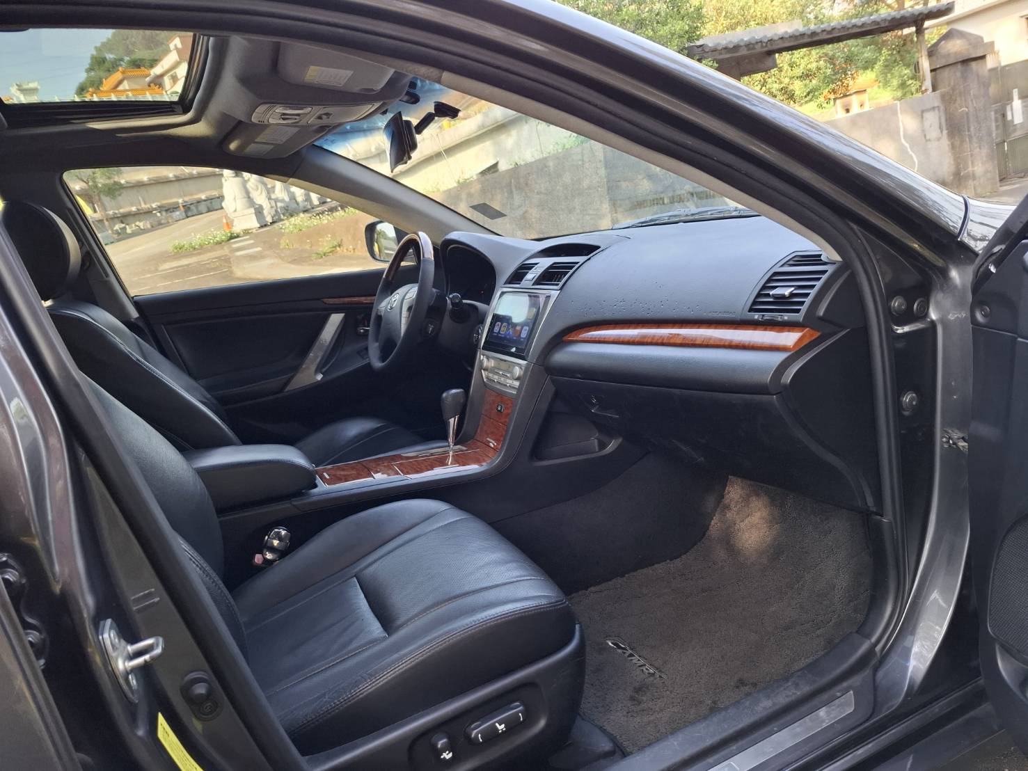 2010年TOYOTA CAMRY 2.4 頂配停放室內~正常保養~內裝無異味 好開好停~行駛方便~為你遮風擋雨 貸款專辦  強力過件歡迎來店賞車 LINE :  goo5168 歡迎洽: 0912-423-585 宋小姐  第6張相片