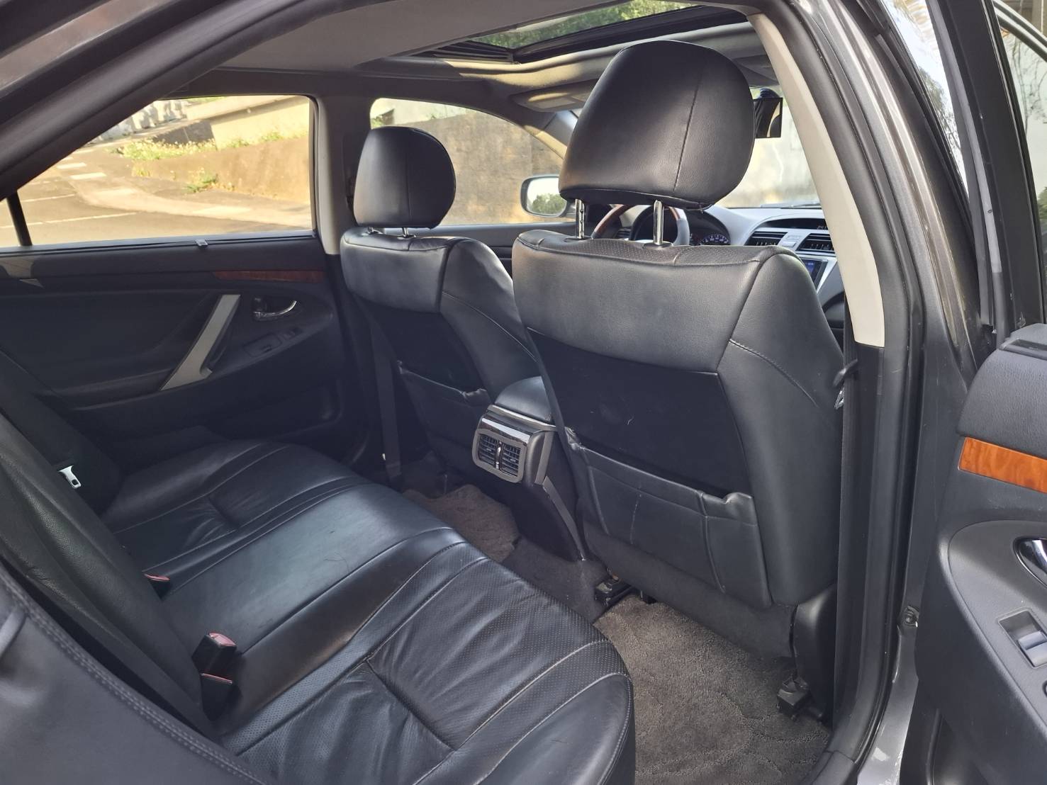 2010年TOYOTA CAMRY 2.4 頂配停放室內~正常保養~內裝無異味 好開好停~行駛方便~為你遮風擋雨 貸款專辦  強力過件歡迎來店賞車 LINE :  goo5168 歡迎洽: 0912-423-585 宋小姐  第7張相片