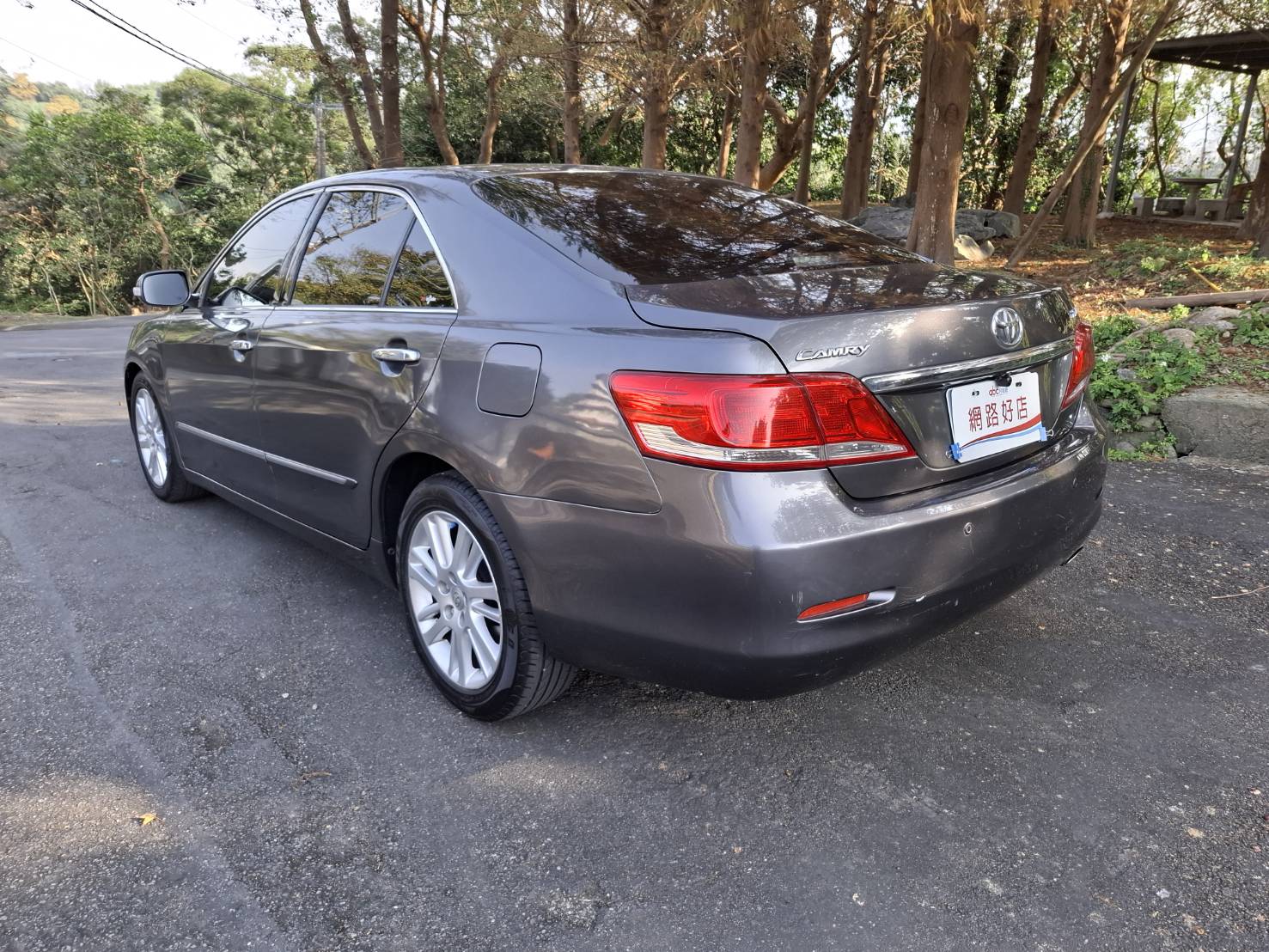 2010年TOYOTA CAMRY 2.4 頂配停放室內~正常保養~內裝無異味 好開好停~行駛方便~為你遮風擋雨 貸款專辦  強力過件歡迎來店賞車 LINE :  goo5168 歡迎洽: 0912-423-585 宋小姐  第10張相片